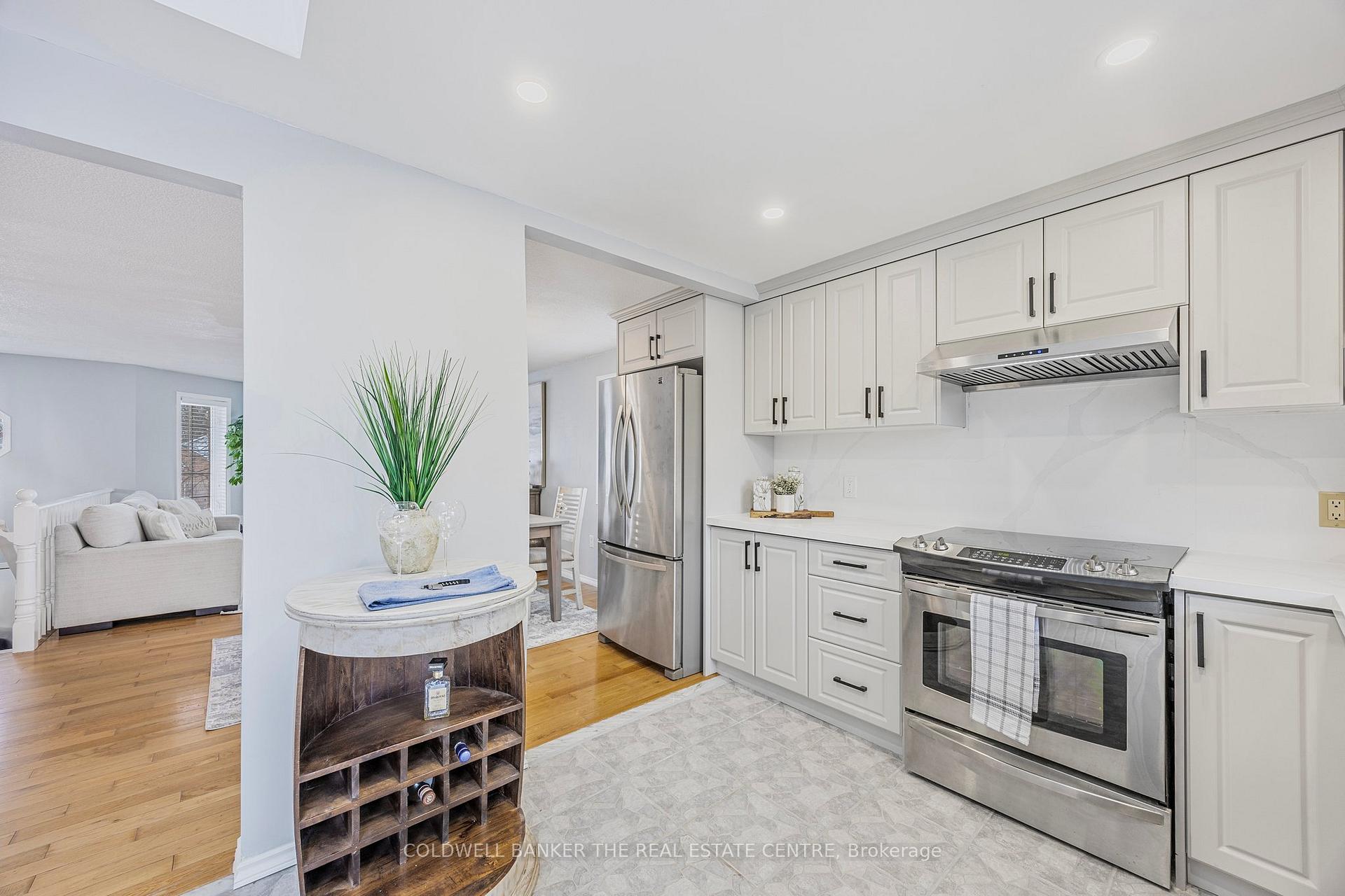 Photo 10 of 64 Golden Eagle Way, Barrie, Little Lake — HOMEH