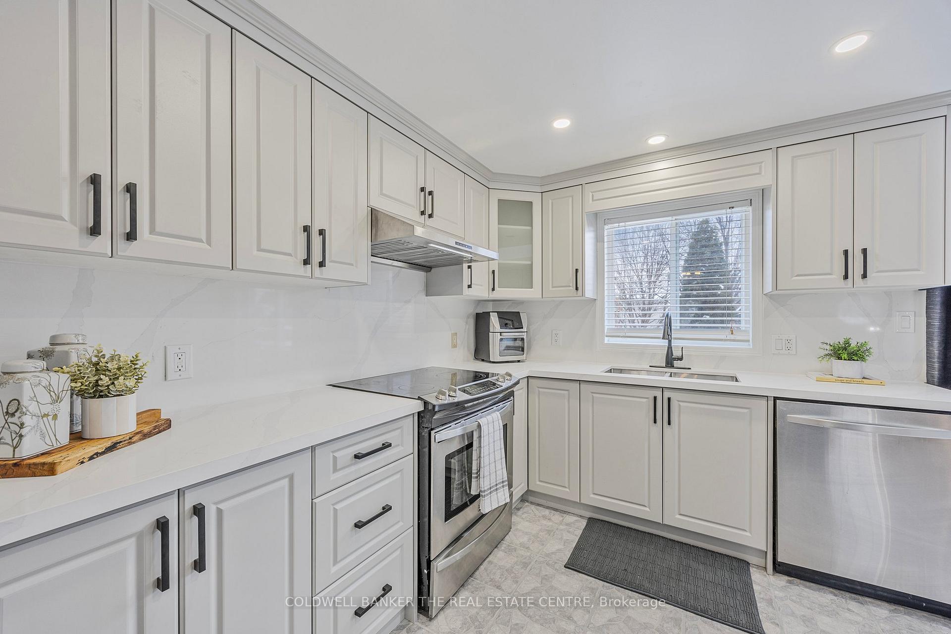 Photo 11 of 64 Golden Eagle Way, Barrie, Little Lake — HOMEH