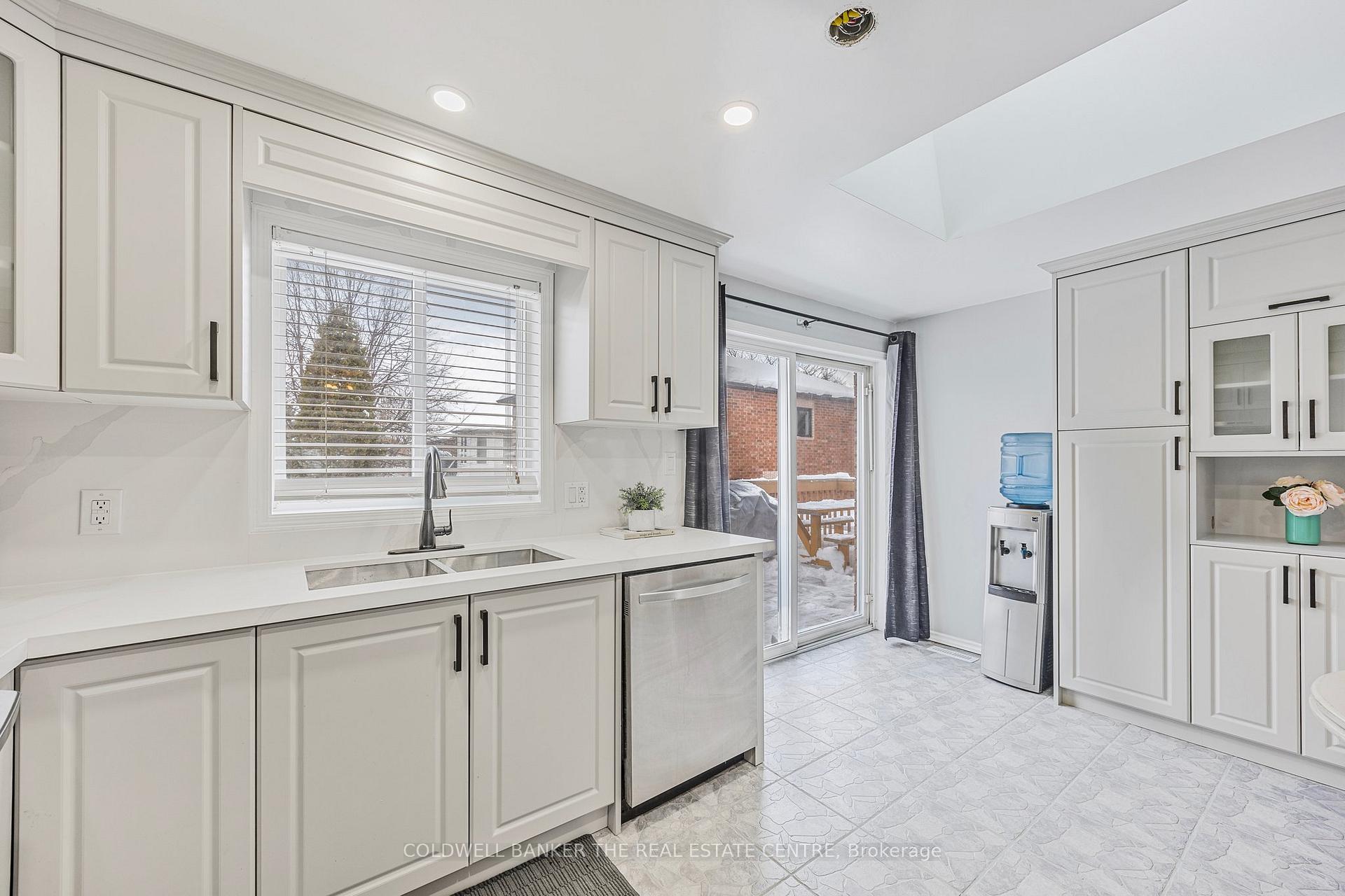 Photo 12 of 64 Golden Eagle Way, Barrie, Little Lake — HOMEH