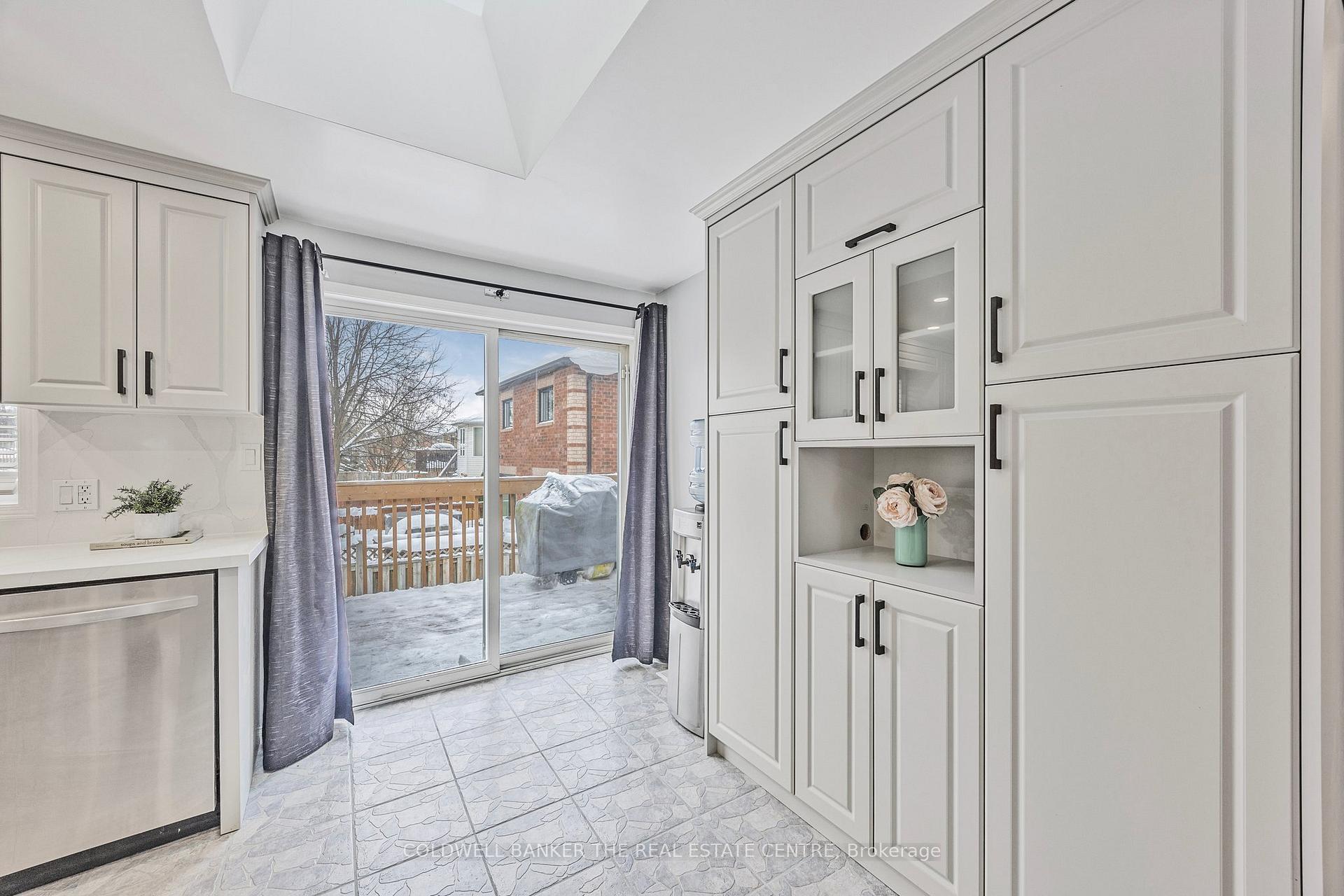 Photo 13 of 64 Golden Eagle Way, Barrie, Little Lake — HOMEH