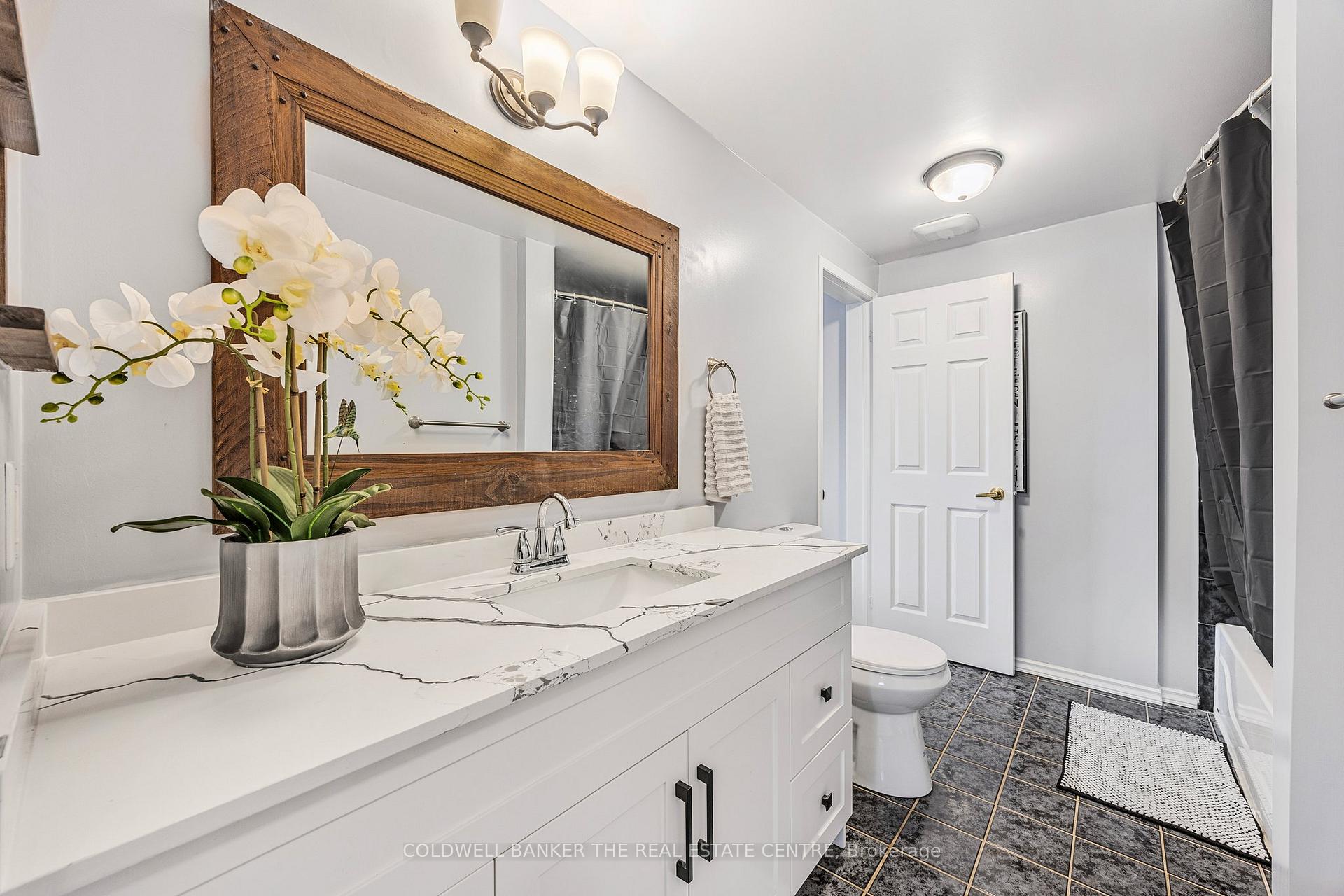 Photo 17 of 64 Golden Eagle Way, Barrie, Little Lake — HOMEH