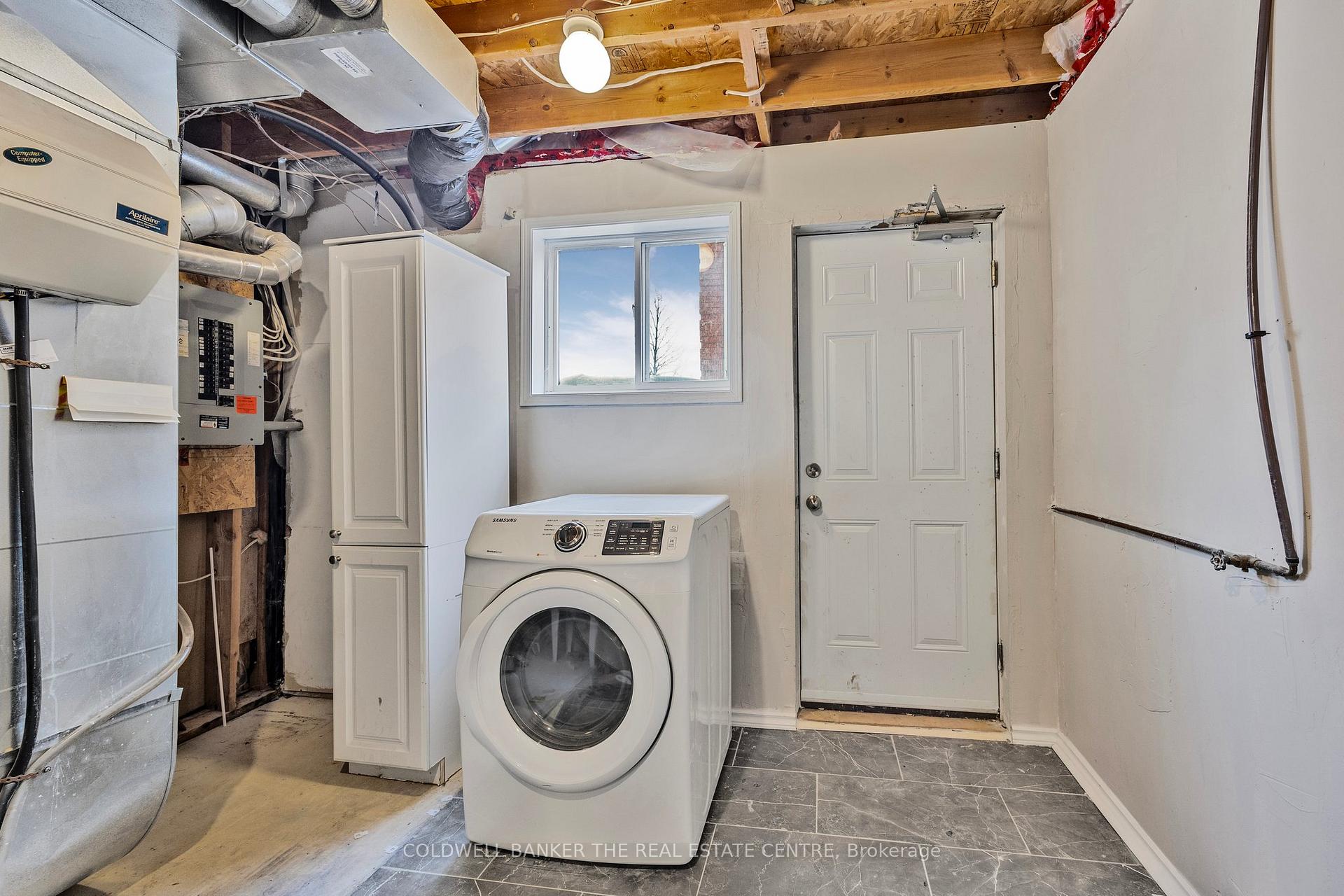 Photo 19 of 64 Golden Eagle Way, Barrie, Little Lake — HOMEH