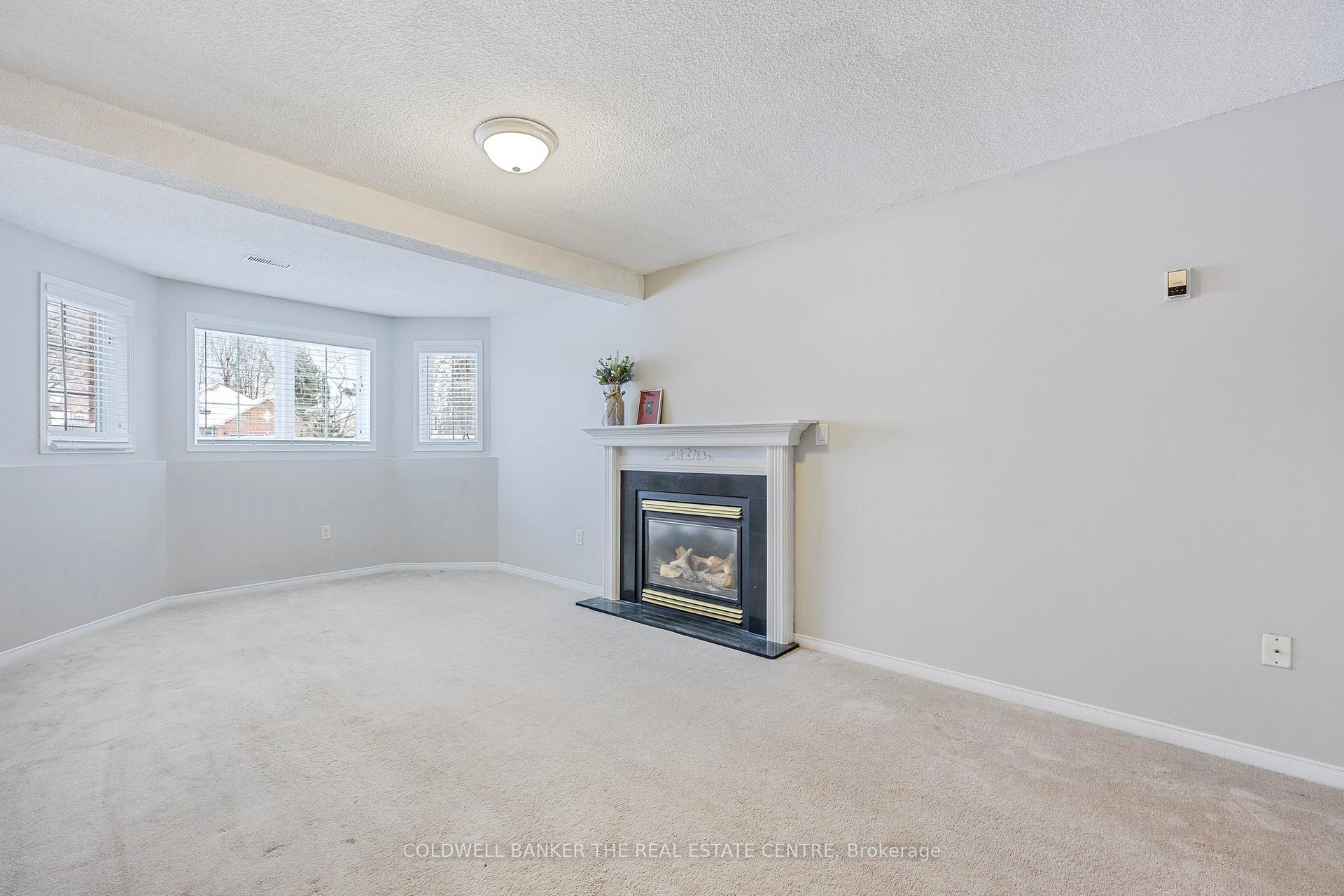 Photo 21 of 64 Golden Eagle Way, Barrie, Little Lake — HOMEH