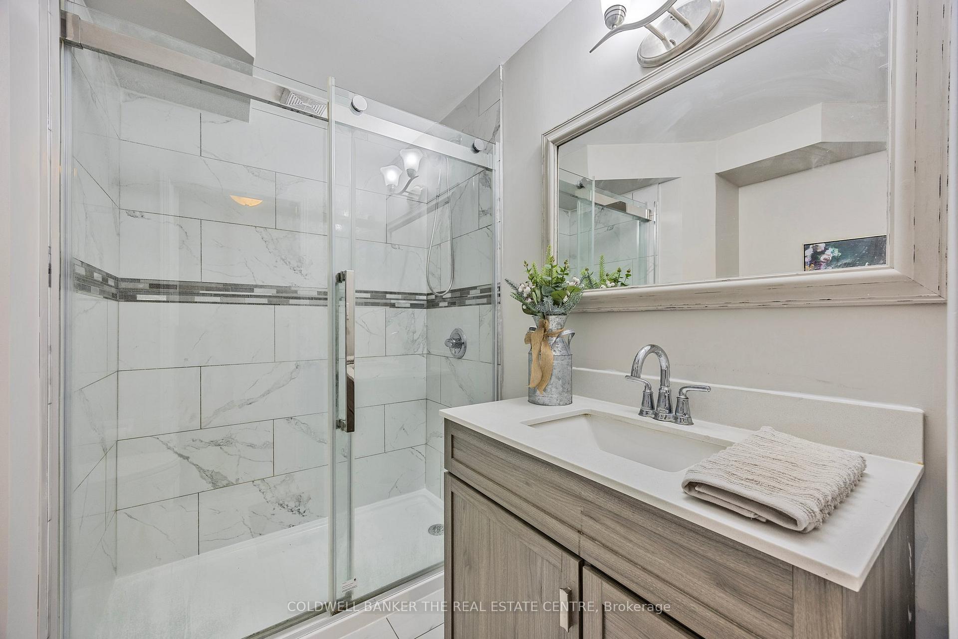 Photo 23 of 64 Golden Eagle Way, Barrie, Little Lake — HOMEH