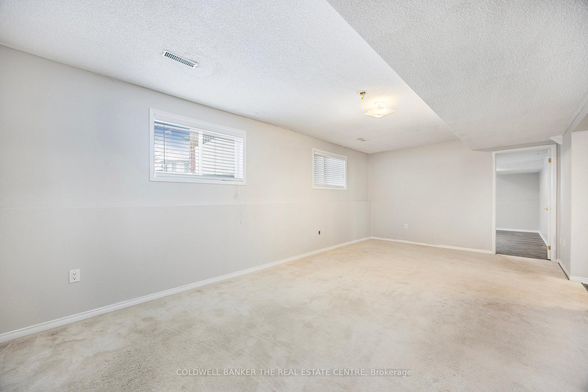 Photo 26 of 64 Golden Eagle Way, Barrie, Little Lake — HOMEH