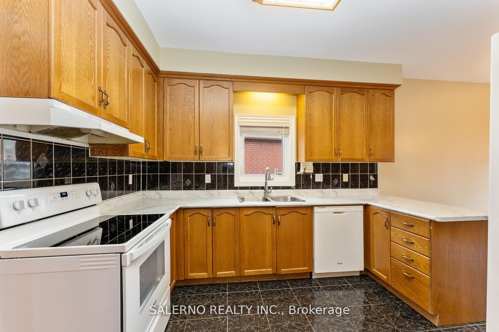 Photo 11 of 25 Lockheed Avenue, Vaughan, Maple — HOMEH