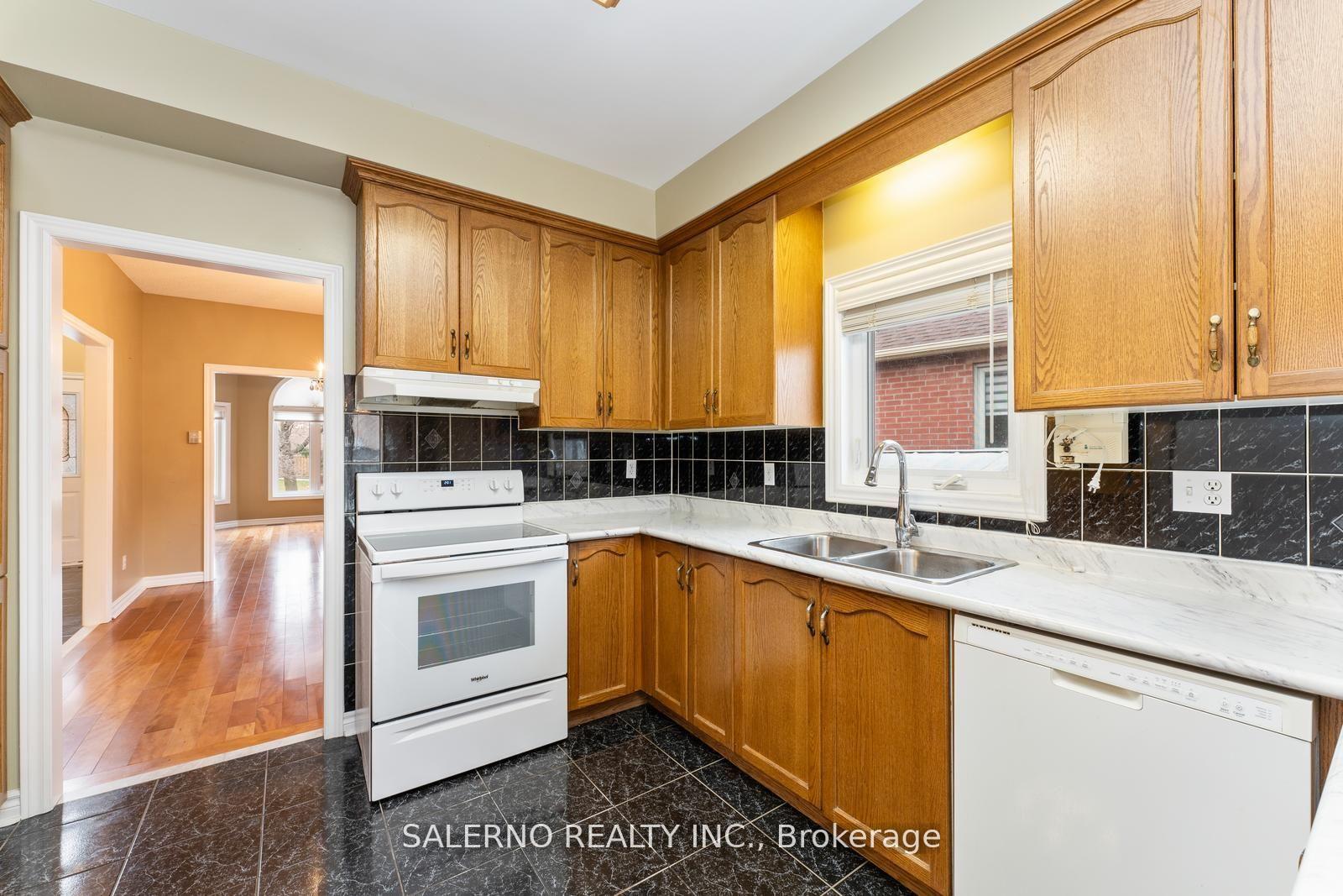 Photo 13 of 25 Lockheed Avenue, Vaughan, Maple — HOMEH