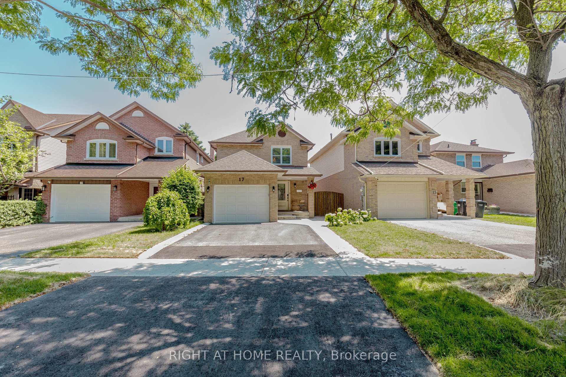 Photo 2 of 17 Garden Avenue, Brampton, Brampton West — HOMEH