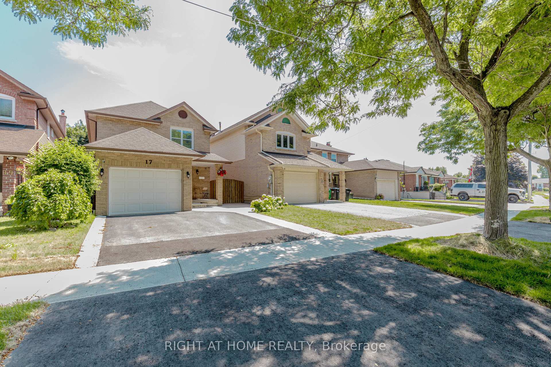 Photo 3 of 17 Garden Avenue, Brampton, Brampton West — HOMEH