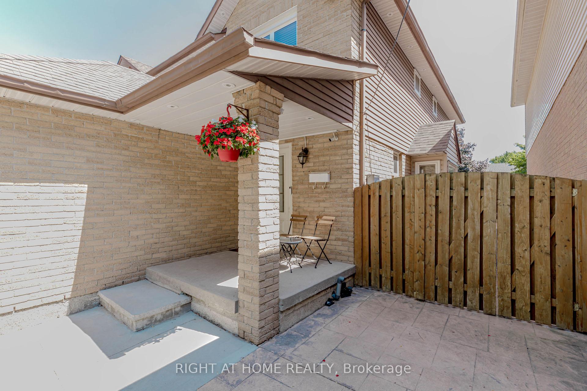 Photo 6 of 17 Garden Avenue, Brampton, Brampton West — HOMEH