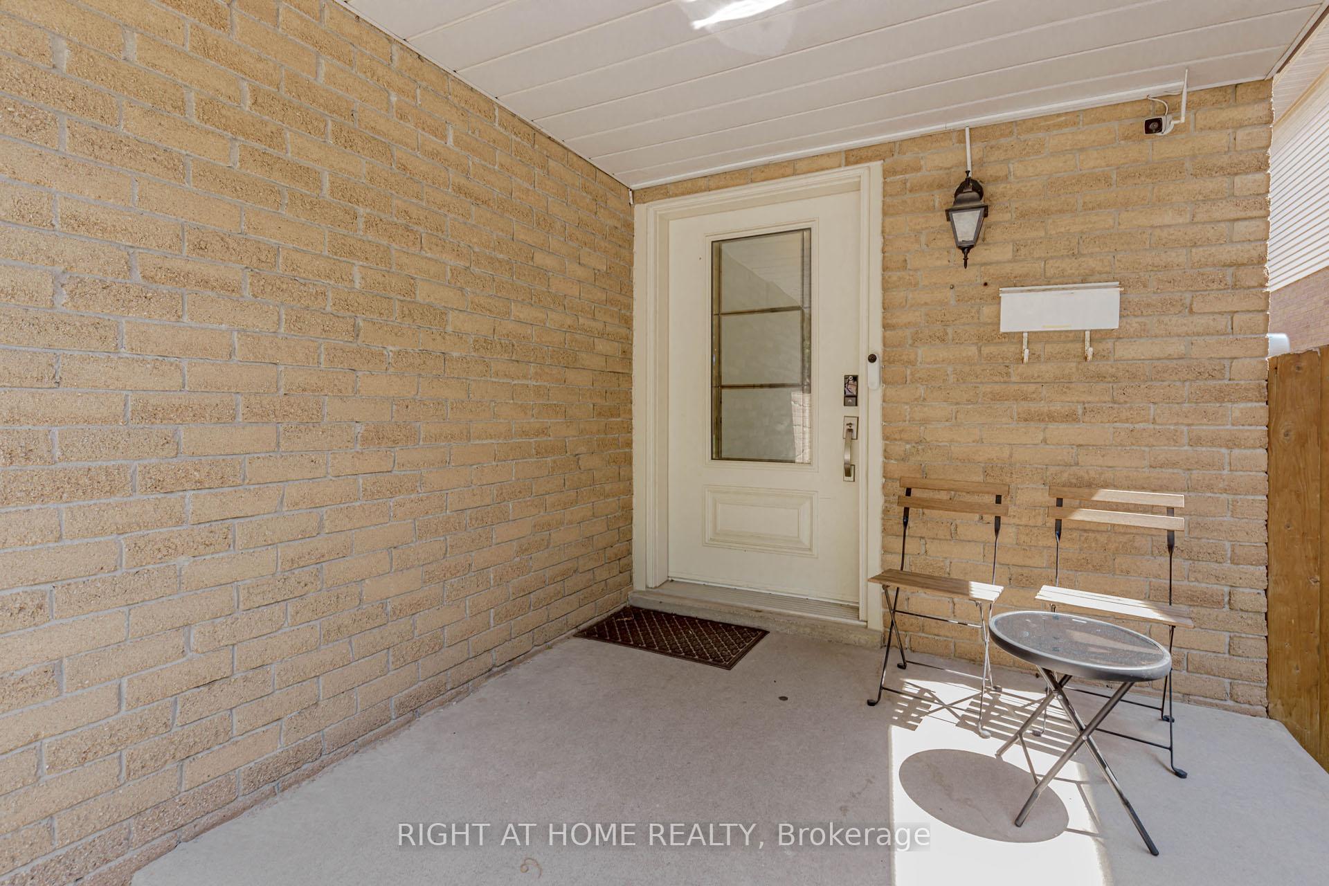 Photo 7 of 17 Garden Avenue, Brampton, Brampton West — HOMEH