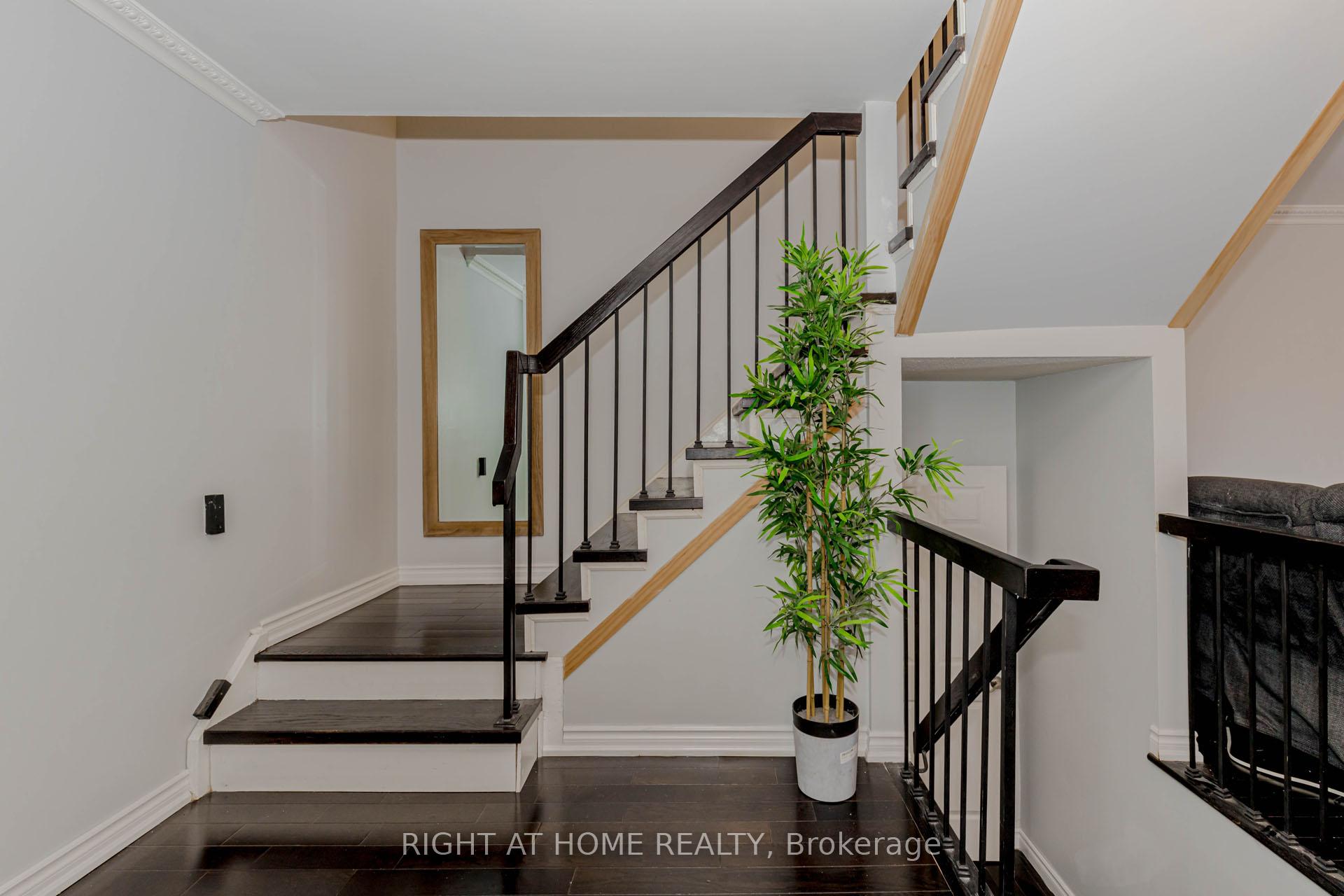 Photo 10 of 17 Garden Avenue, Brampton, Brampton West — HOMEH