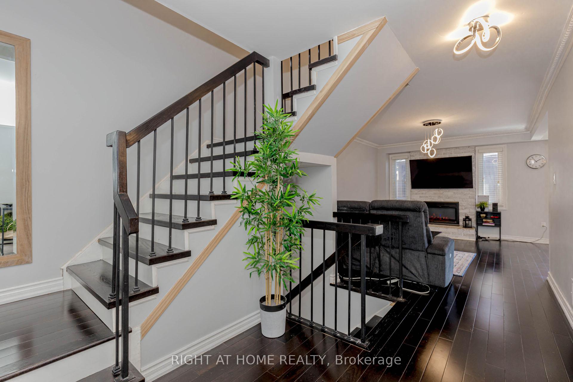 Photo 11 of 17 Garden Avenue, Brampton, Brampton West — HOMEH