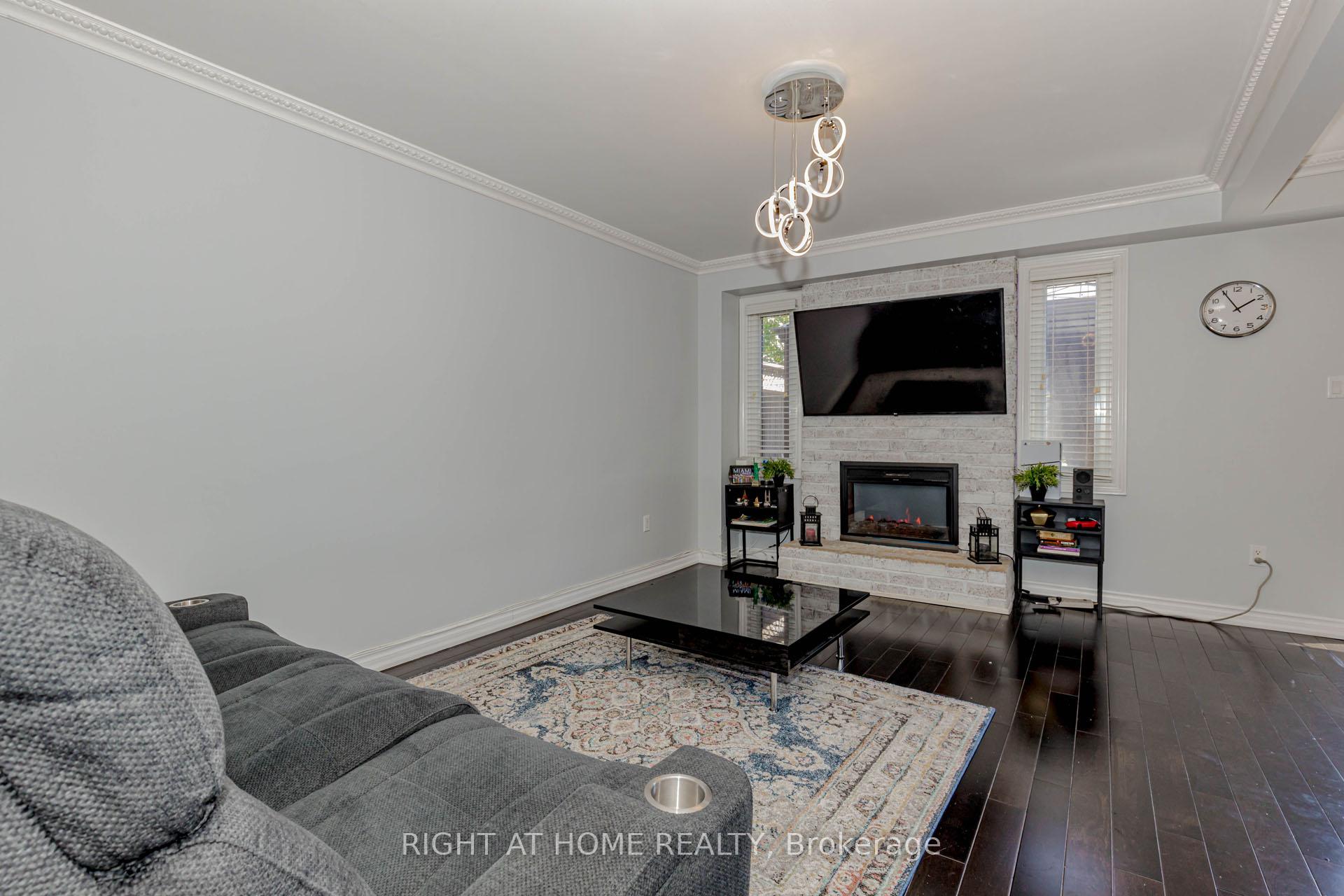 Photo 12 of 17 Garden Avenue, Brampton, Brampton West — HOMEH