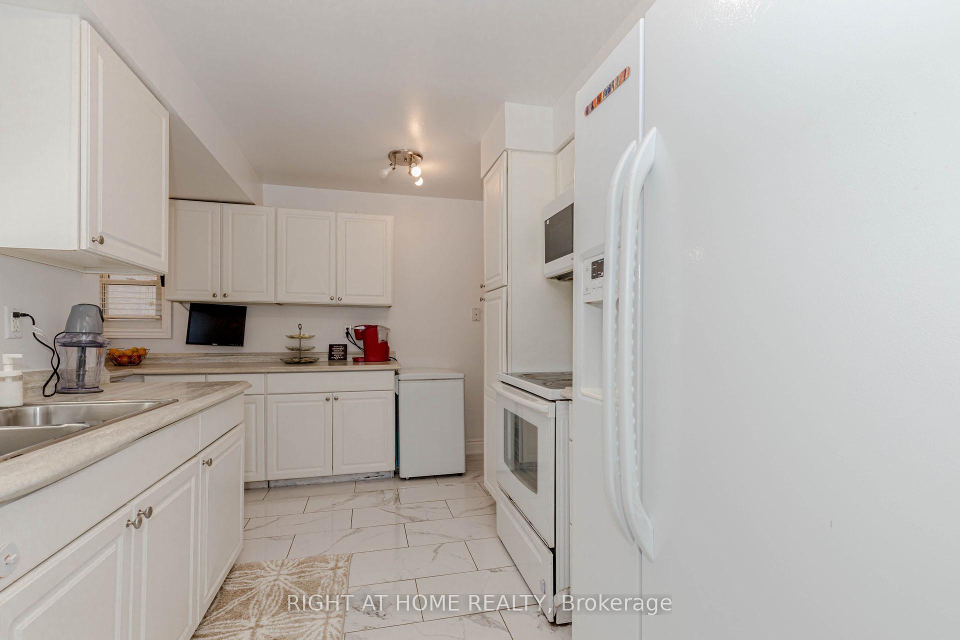 Photo 17 of 17 Garden Avenue, Brampton, Brampton West — HOMEH