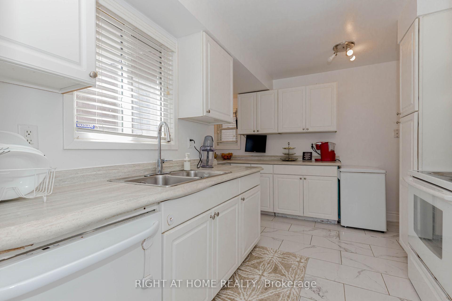 Photo 18 of 17 Garden Avenue, Brampton, Brampton West — HOMEH