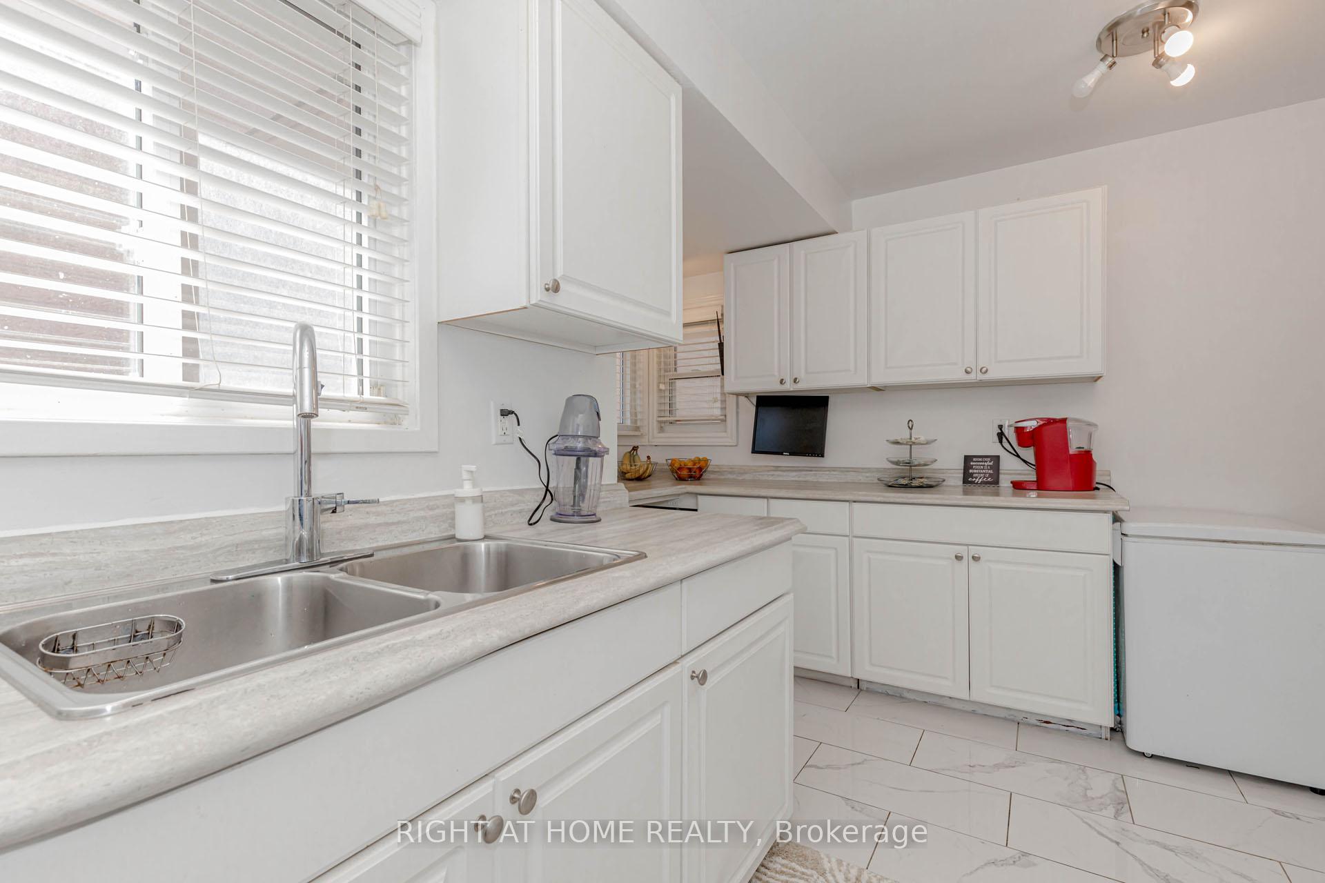 Photo 19 of 17 Garden Avenue, Brampton, Brampton West — HOMEH