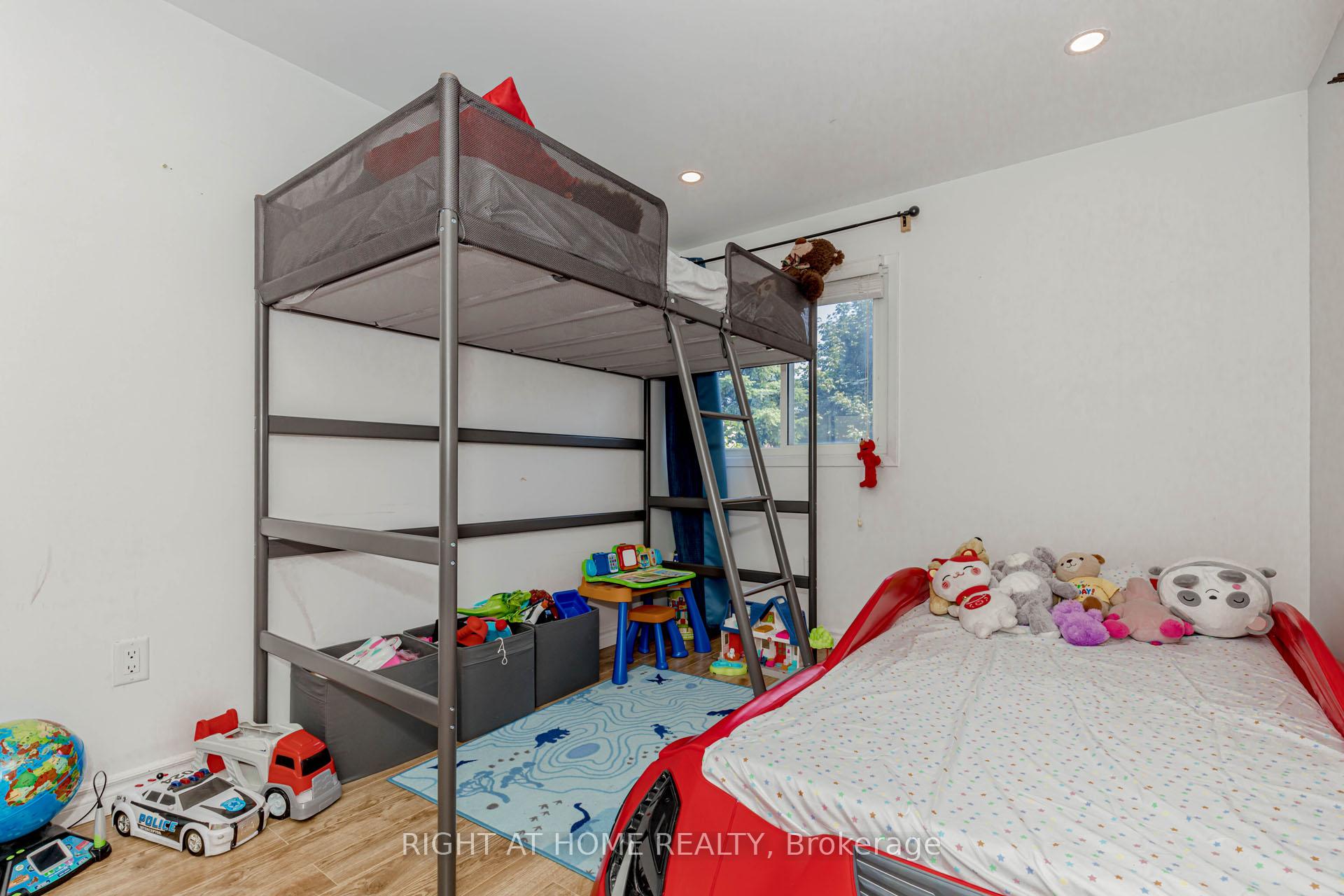 Photo 32 of 17 Garden Avenue, Brampton, Brampton West — HOMEH