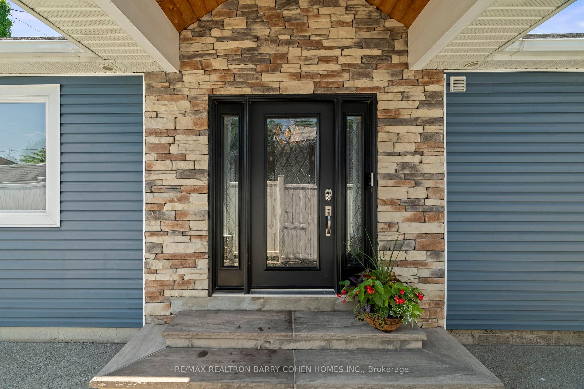 Photo 3 of 16 Lakeshore Drive, Hamilton, Lakeshore — HOMEH