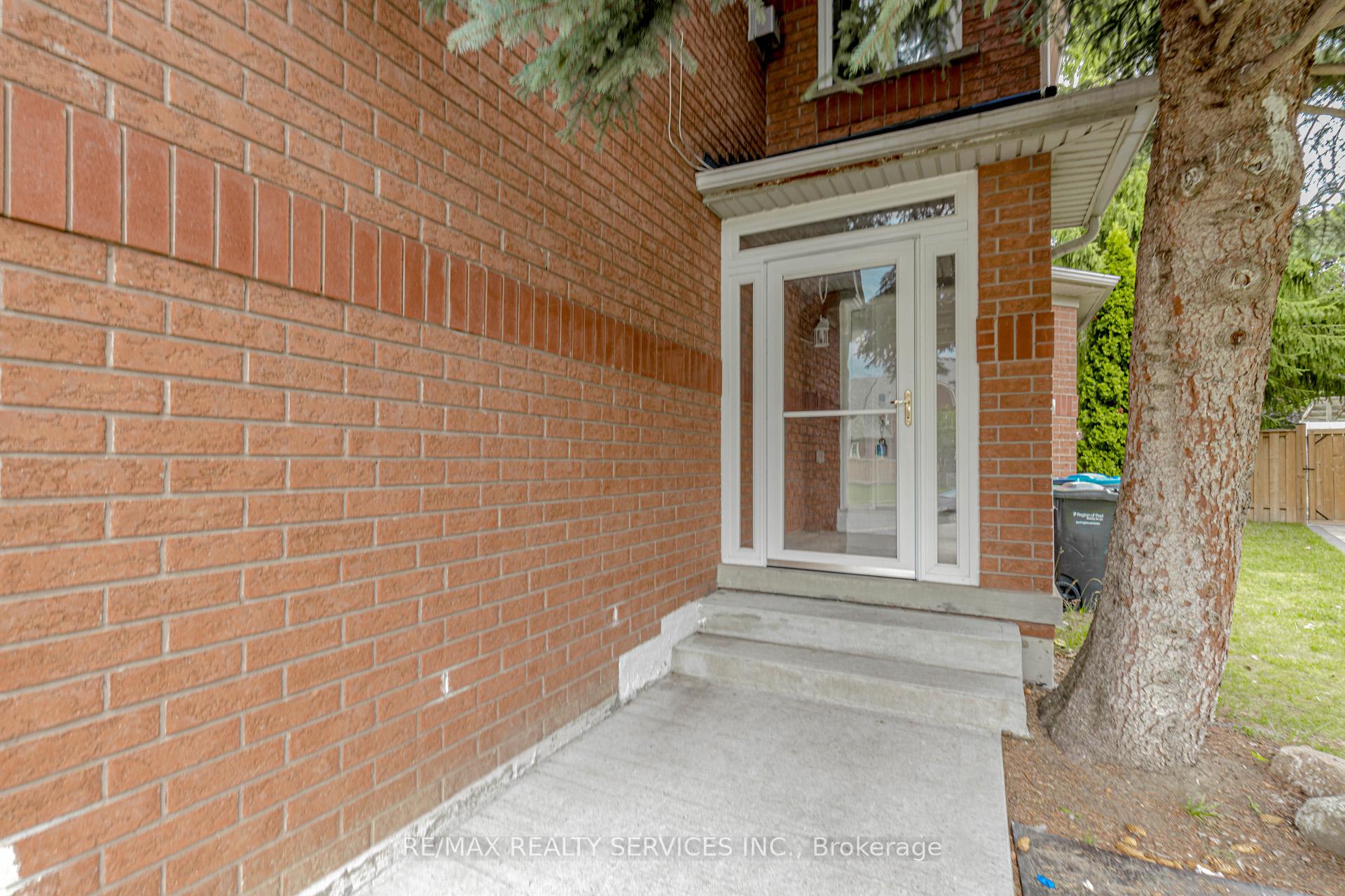 Photo 7 of 32 Pressed Brick Drive, Brampton, Brampton North — HOMEH