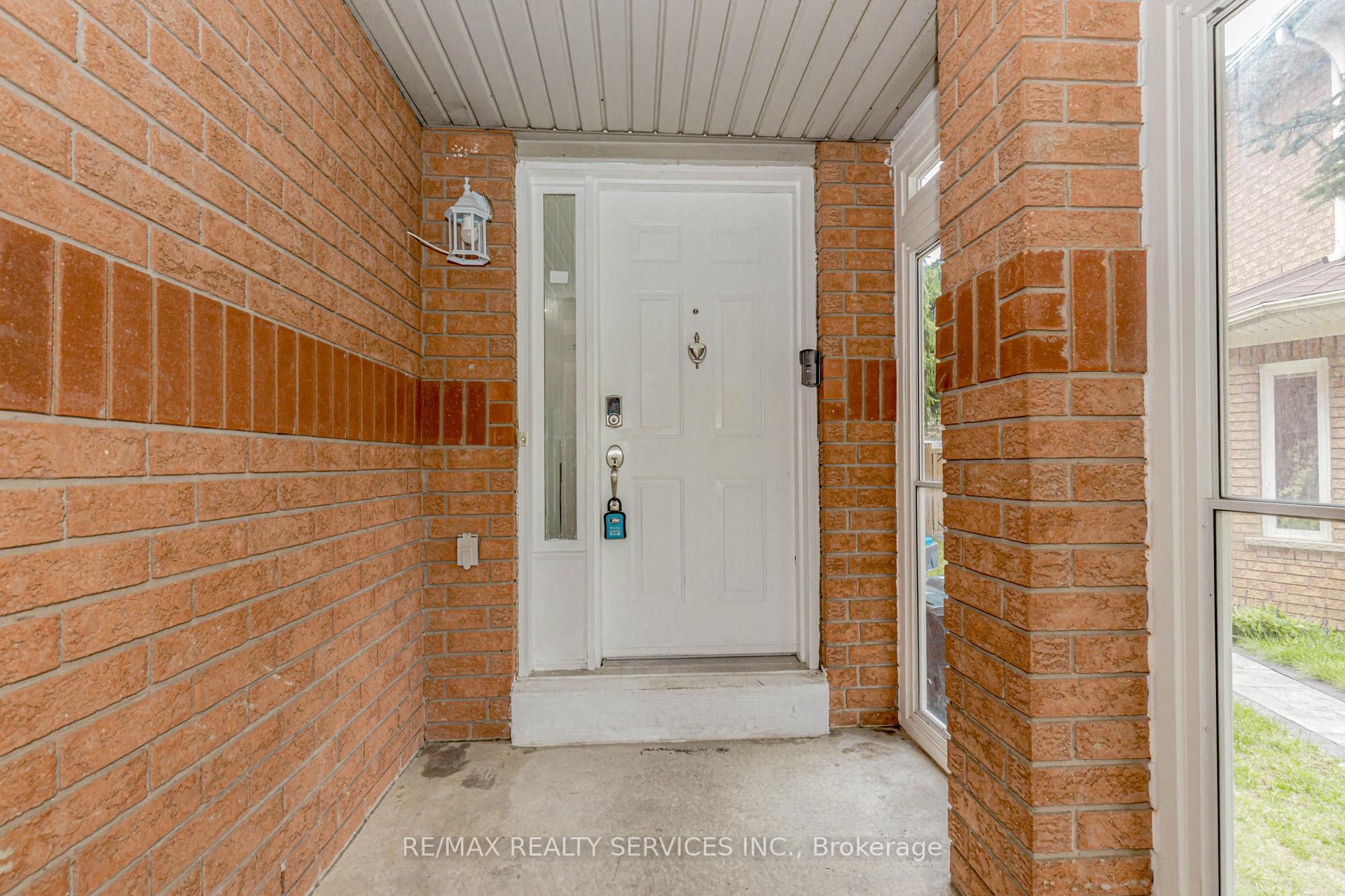 Photo 8 of 32 Pressed Brick Drive, Brampton, Brampton North — HOMEH