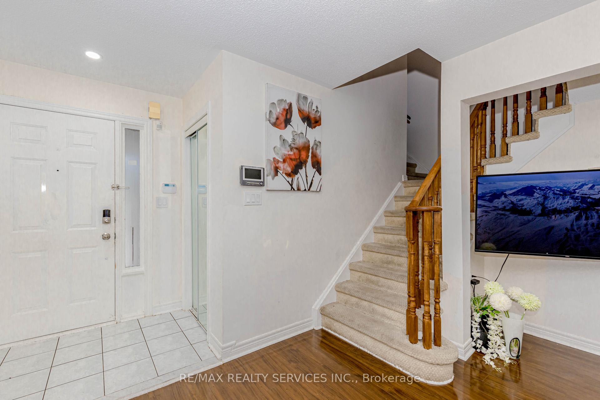 Photo 10 of 32 Pressed Brick Drive, Brampton, Brampton North — HOMEH