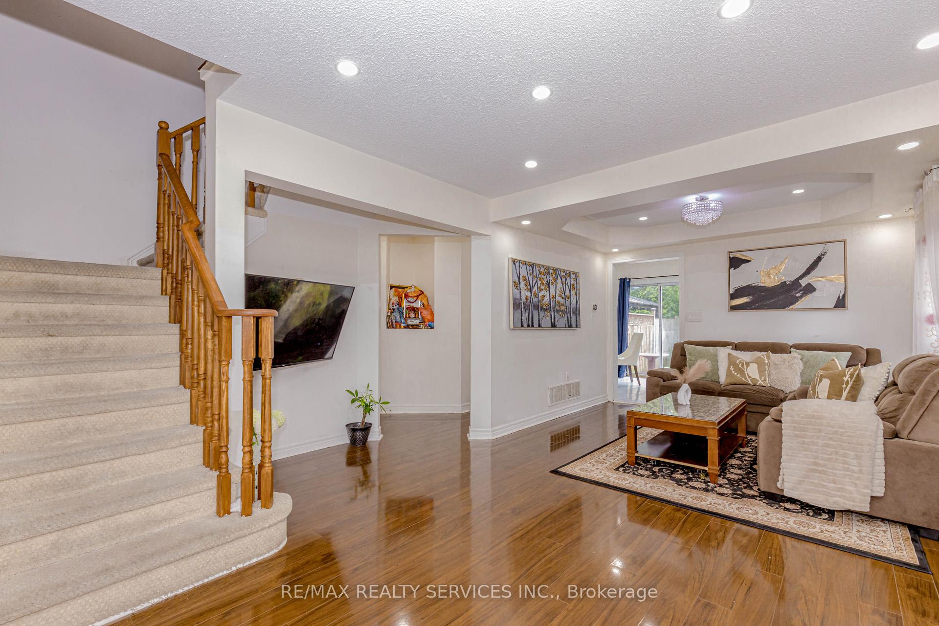 Photo 11 of 32 Pressed Brick Drive, Brampton, Brampton North — HOMEH