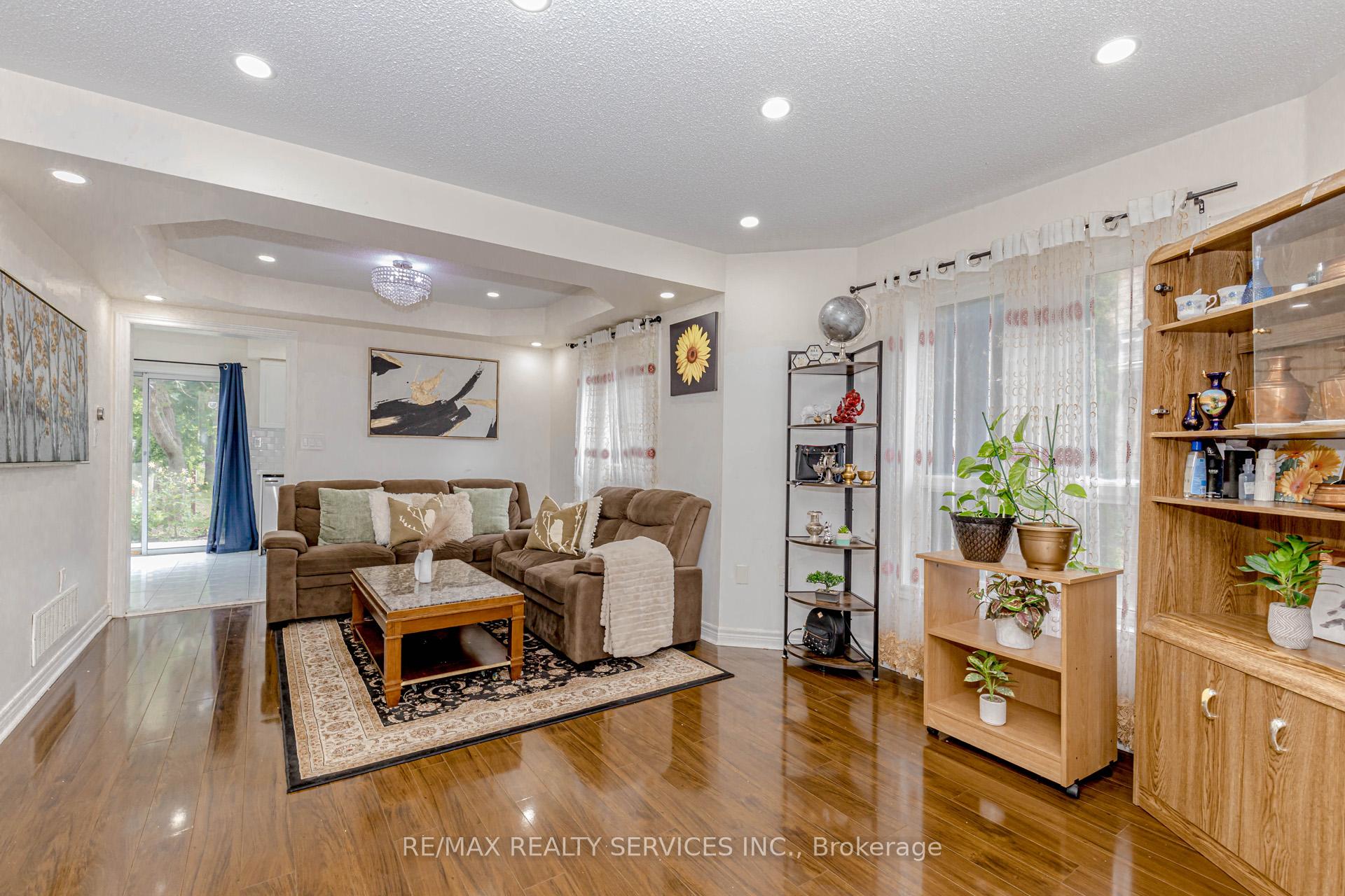 Photo 12 of 32 Pressed Brick Drive, Brampton, Brampton North — HOMEH