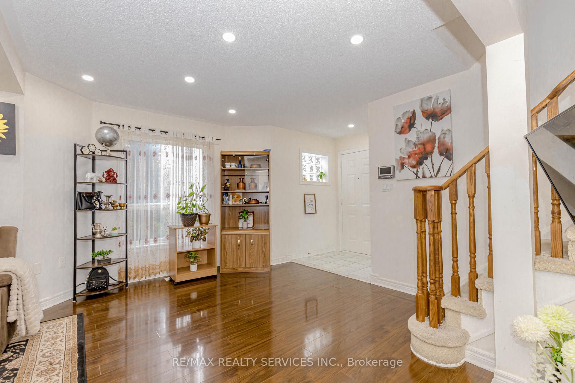 Photo 17 of 32 Pressed Brick Drive, Brampton, Brampton North — HOMEH