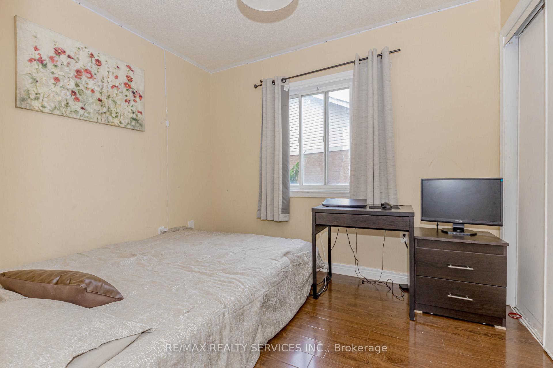Photo 36 of 32 Pressed Brick Drive, Brampton, Brampton North — HOMEH