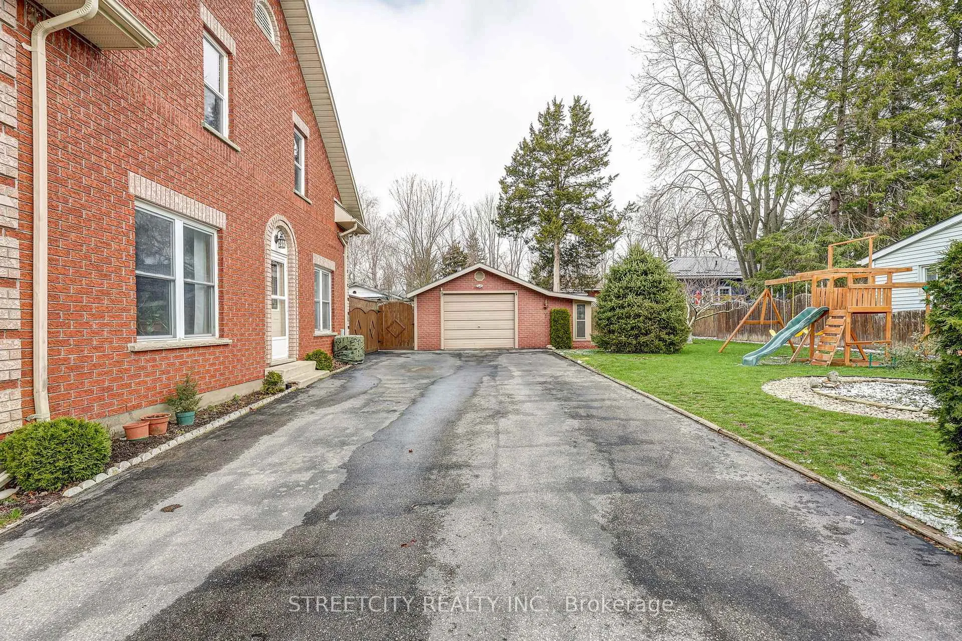 Photo 4 of 22 Walnut Street, St. Thomas — HOMEH
