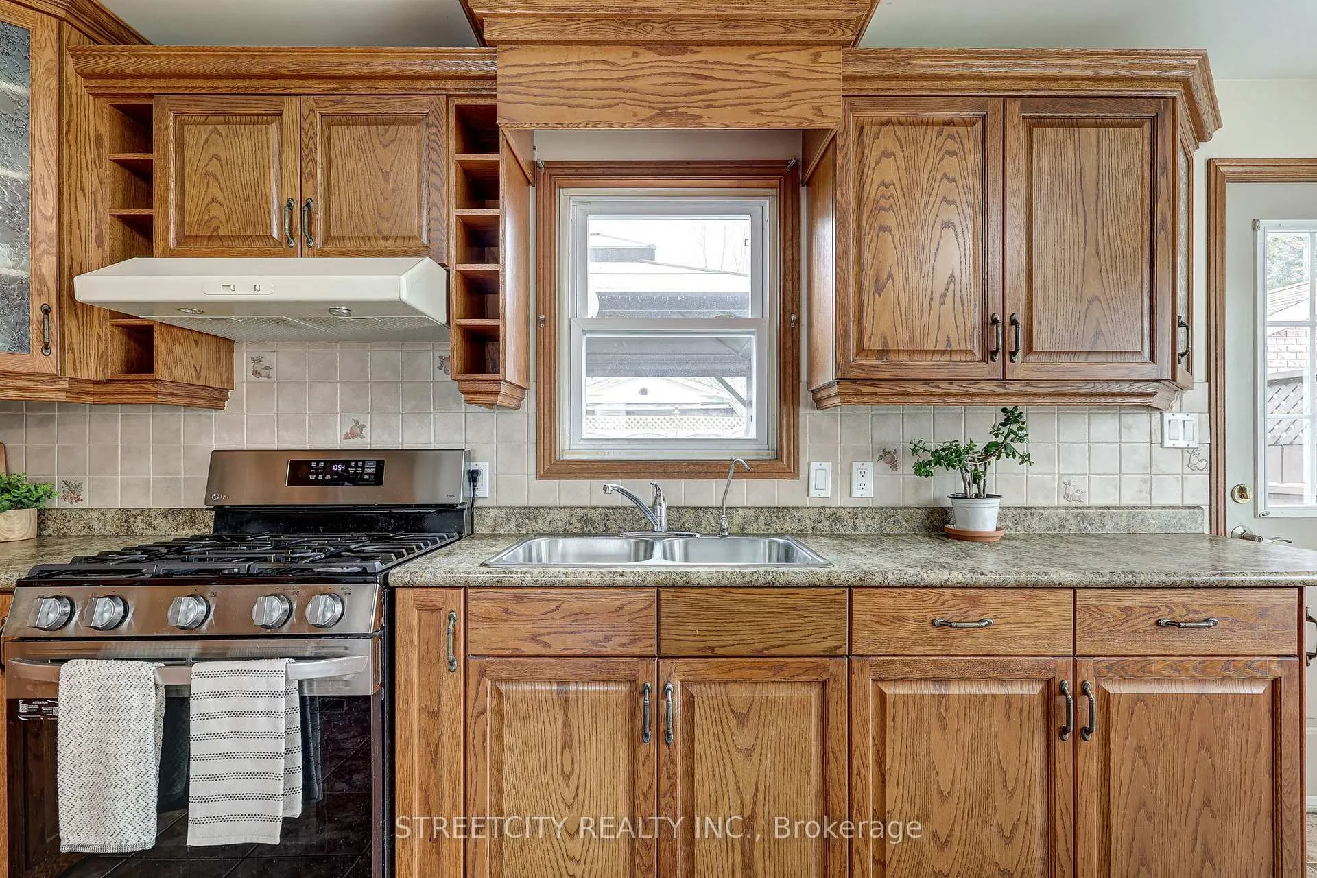 Photo 19 of 22 Walnut Street, St. Thomas — HOMEH