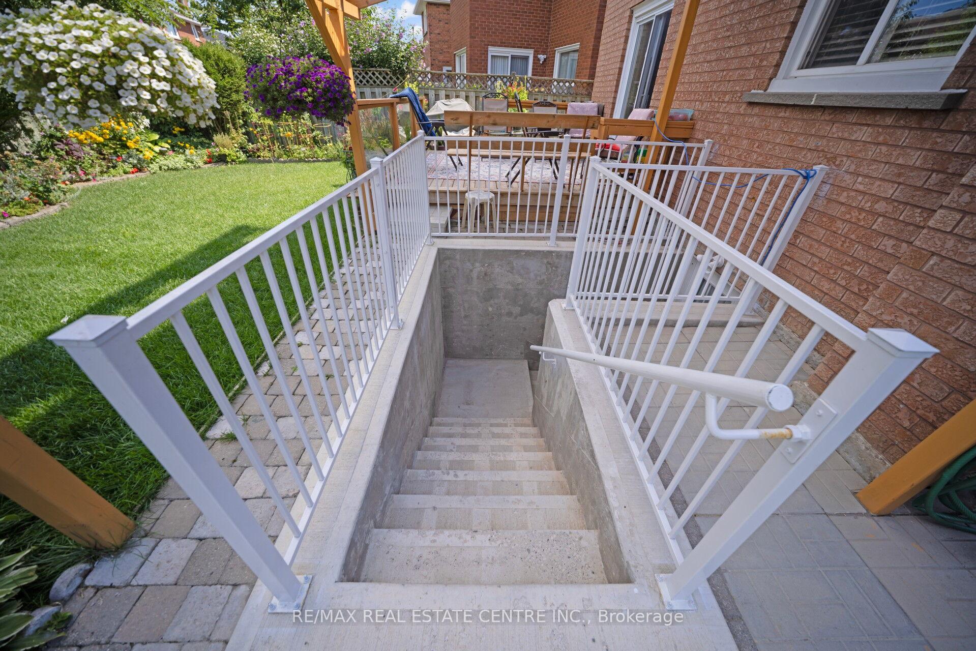 Photo 3 of 15 Turtlecreek Boulevard, Brampton, Fletcher's Creek South — HOMEH