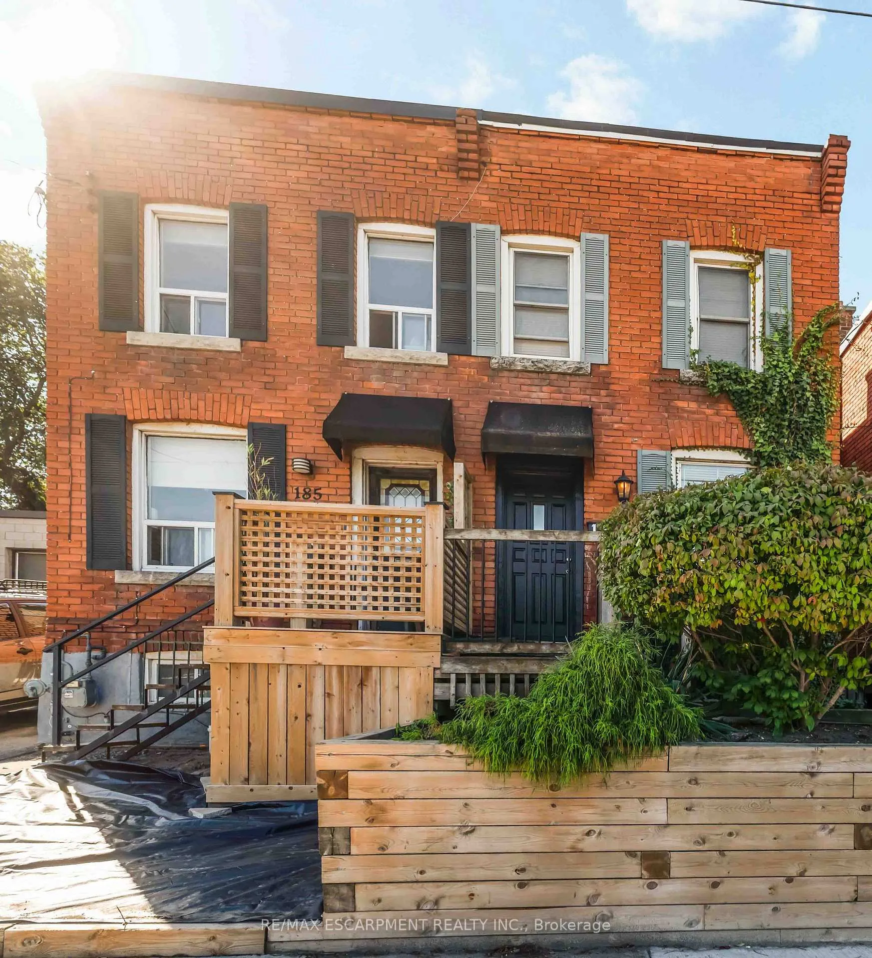Front of 187 Barton Street W