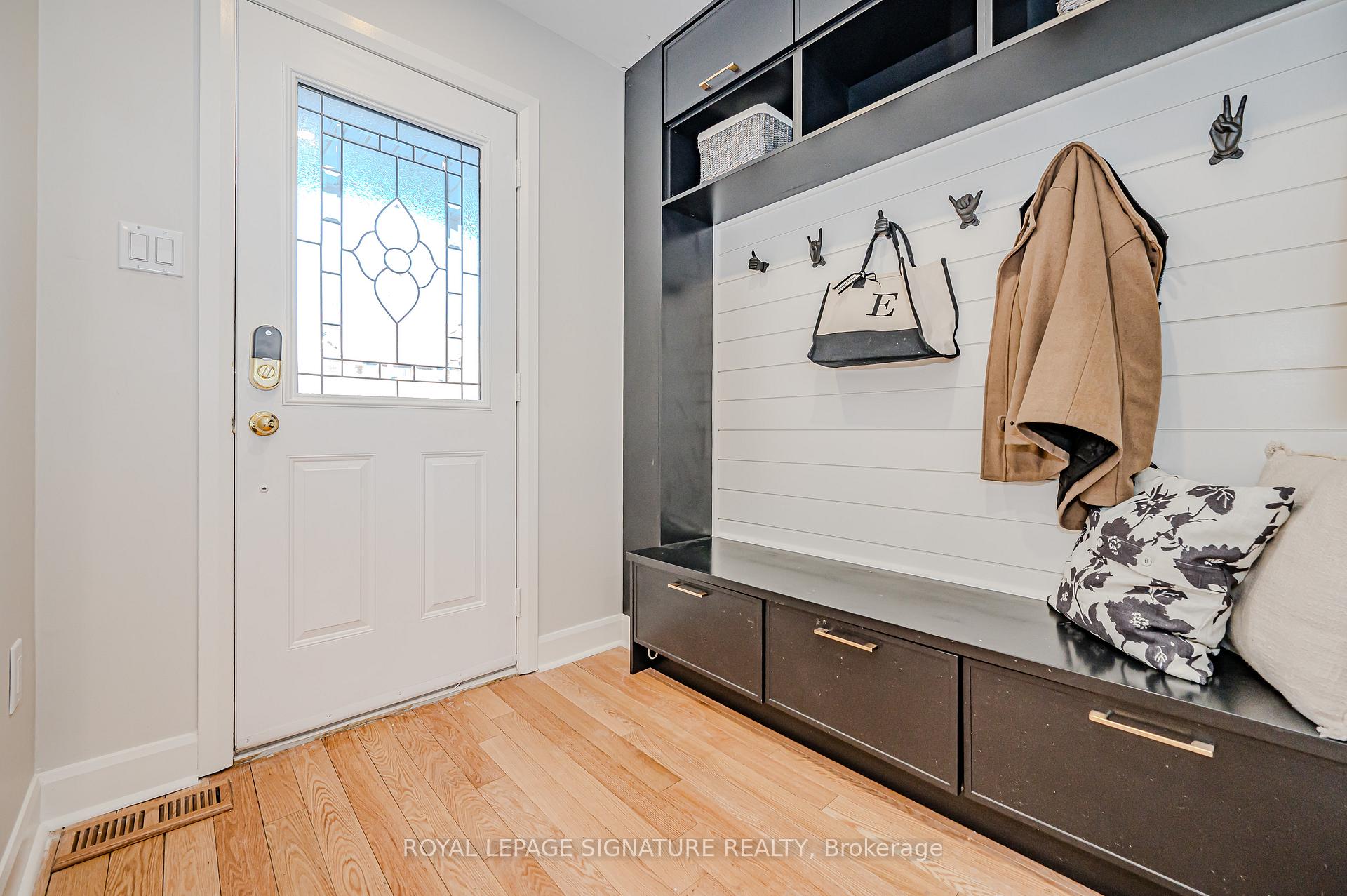 Photo 2 of 5136 Oakley Drive, Burlington, Orchard — HOMEH