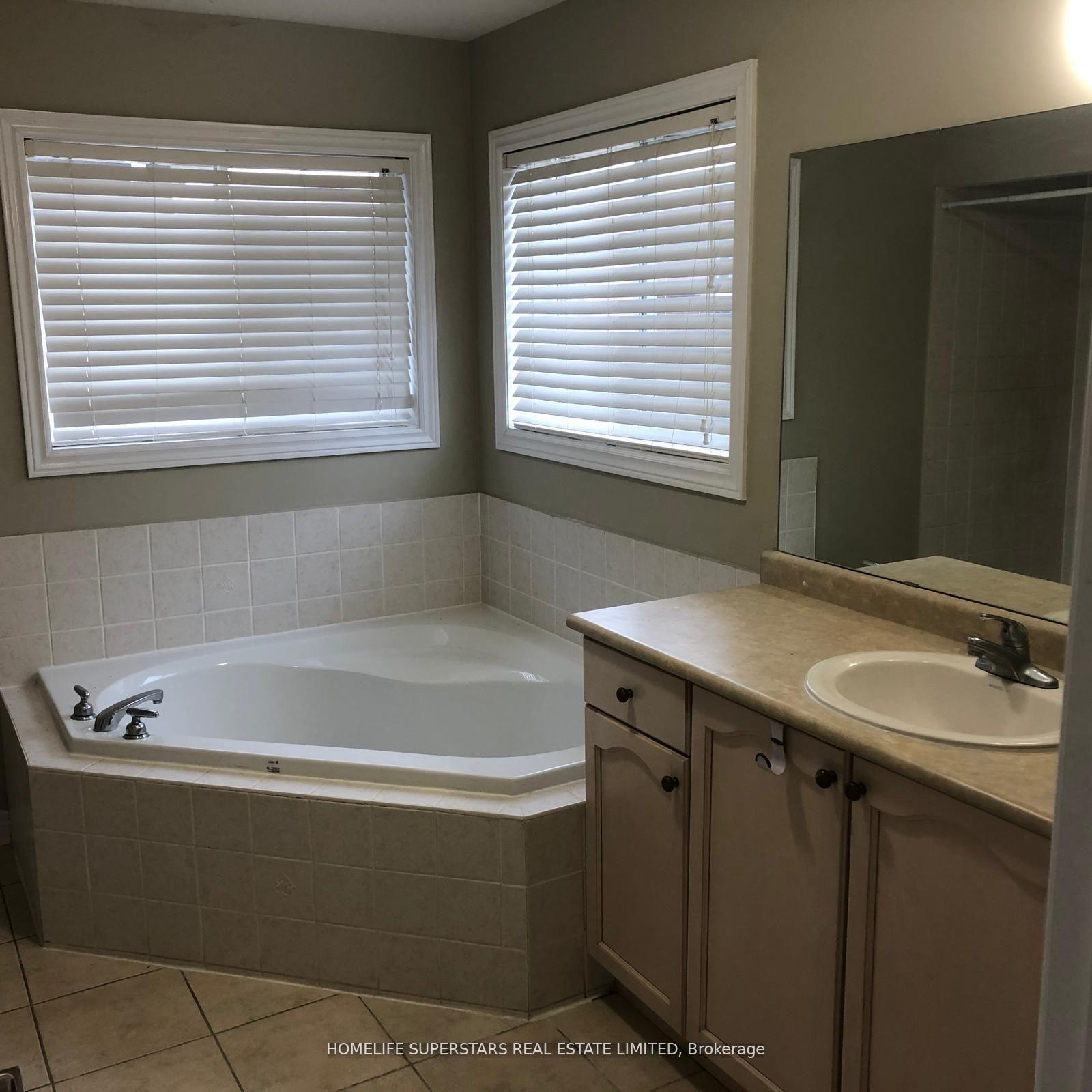 Photo 12 of 8 Nomad Crescent, Brampton, Bram West — HOMEH