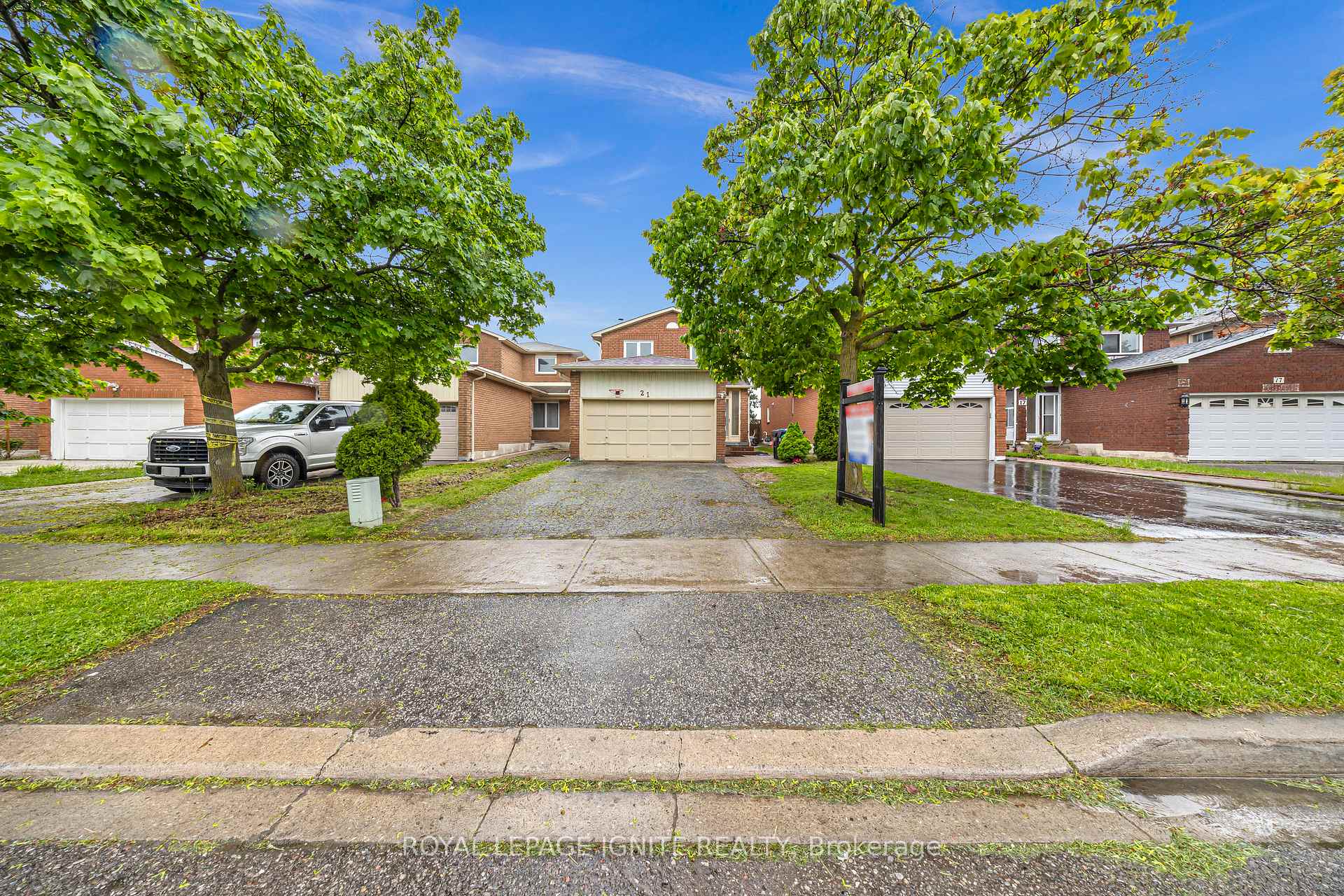 Photo 2 of 21 Toba Crescent, Brampton, Heart Lake East — HOMEH