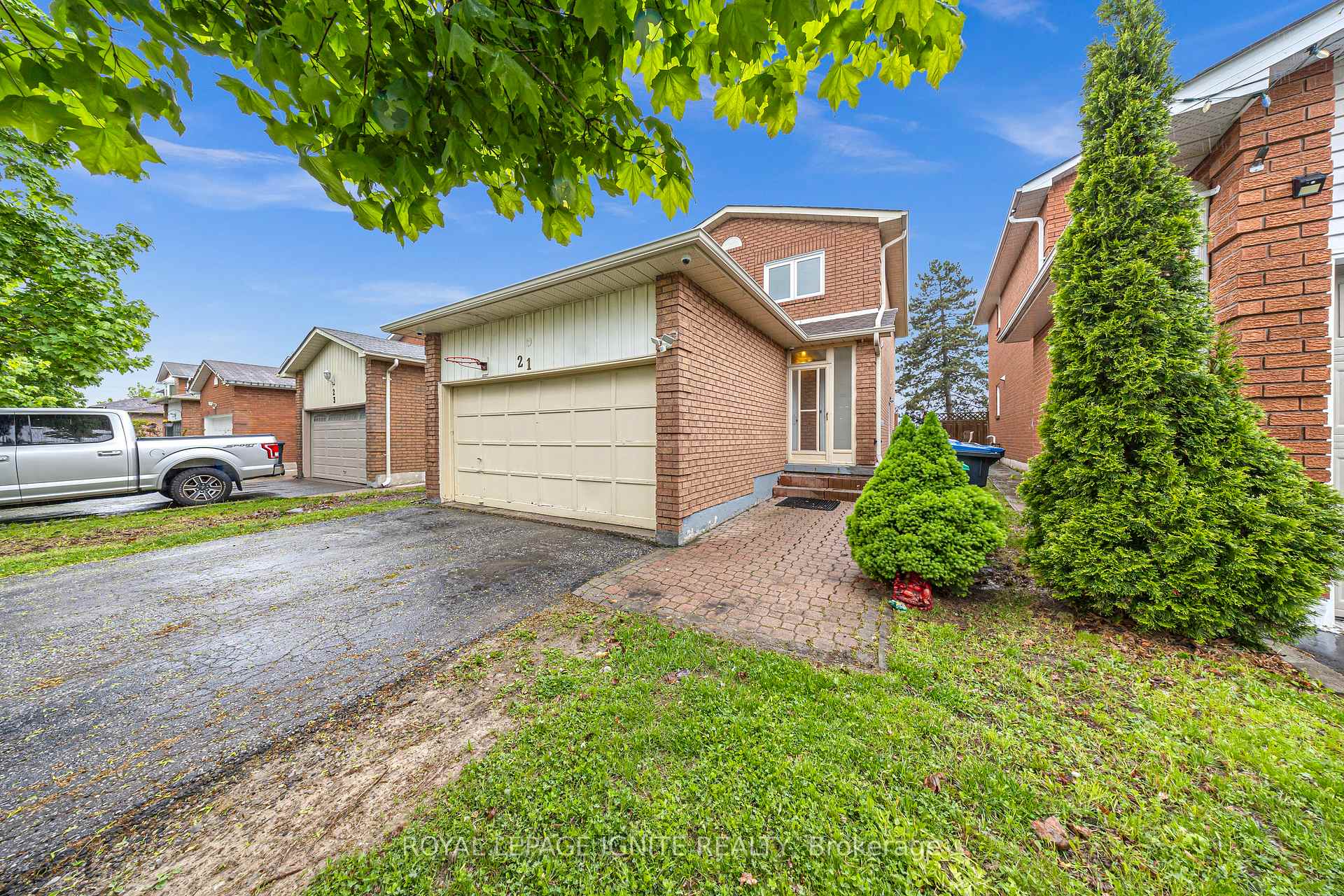 Photo 3 of 21 Toba Crescent, Brampton, Heart Lake East — HOMEH