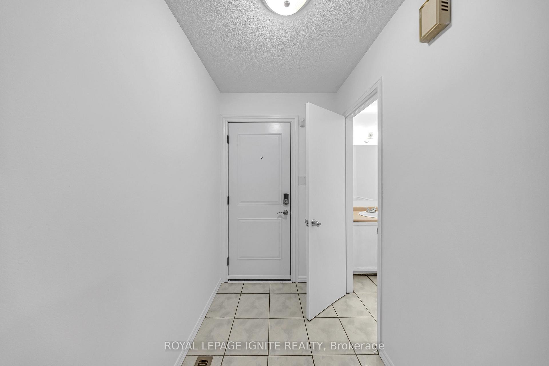 Photo 4 of 21 Toba Crescent, Brampton, Heart Lake East — HOMEH
