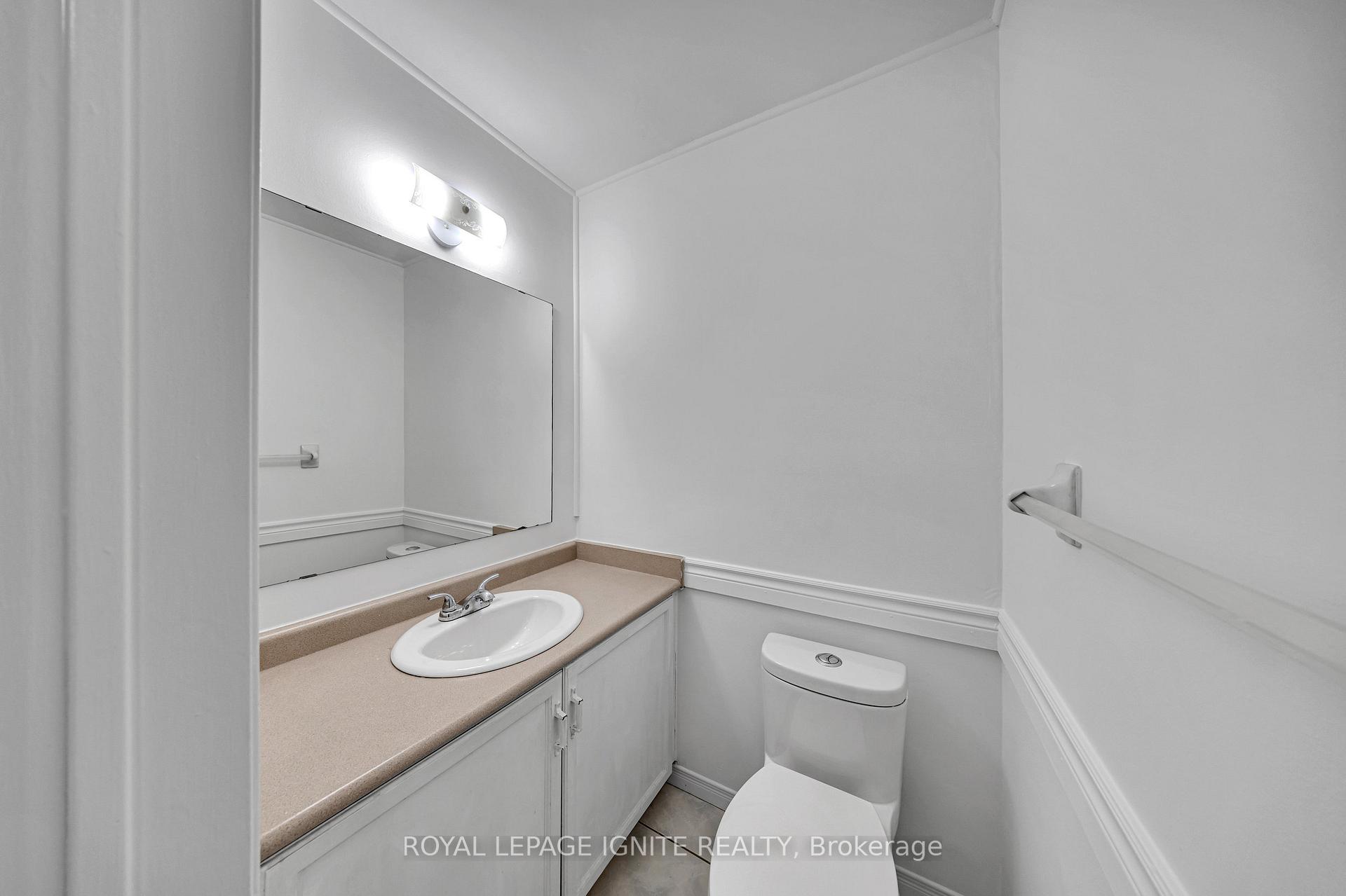 Photo 5 of 21 Toba Crescent, Brampton, Heart Lake East — HOMEH