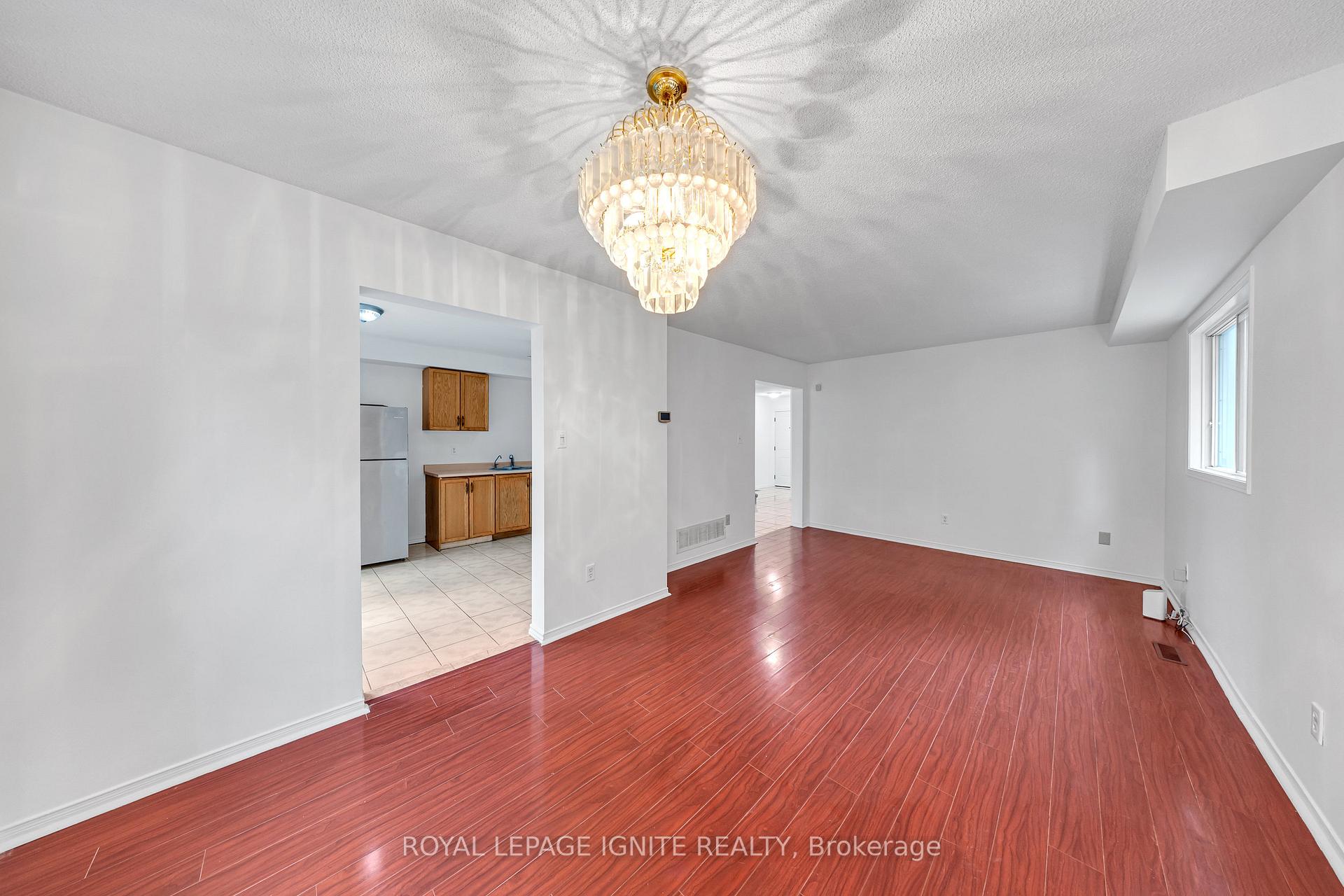 Photo 10 of 21 Toba Crescent, Brampton, Heart Lake East — HOMEH