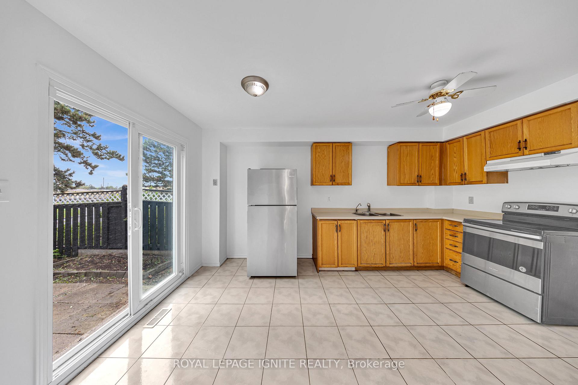 Photo 12 of 21 Toba Crescent, Brampton, Heart Lake East — HOMEH