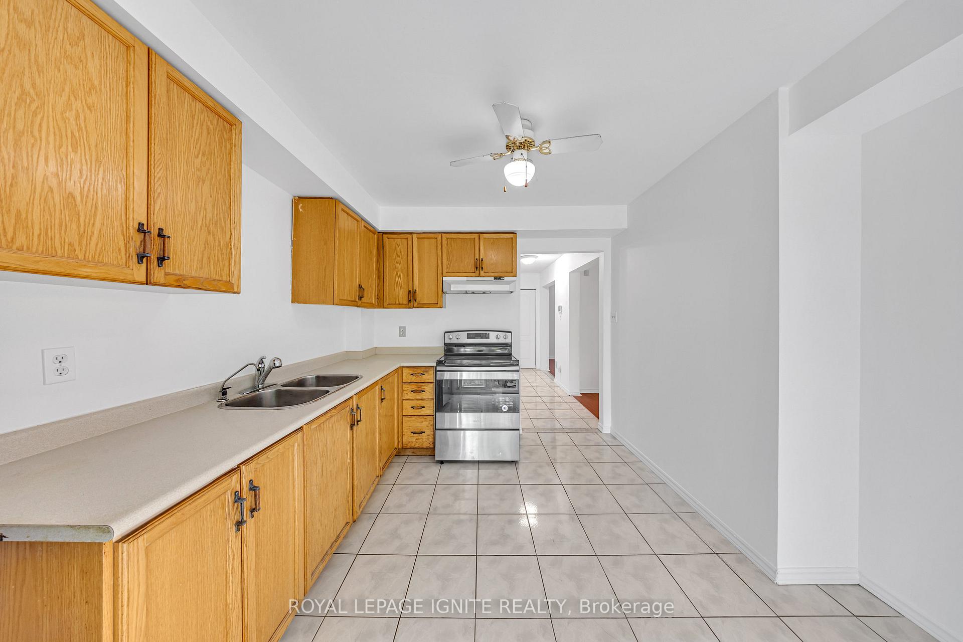 Photo 13 of 21 Toba Crescent, Brampton, Heart Lake East — HOMEH