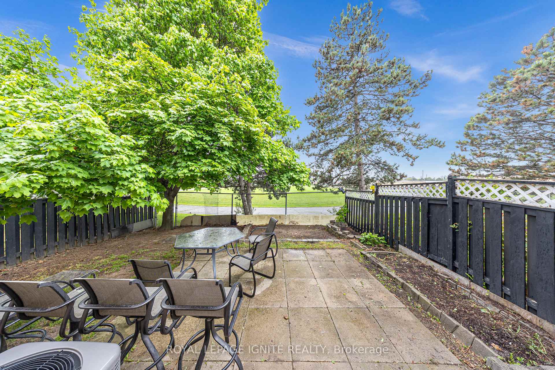 Photo 14 of 21 Toba Crescent, Brampton, Heart Lake East — HOMEH