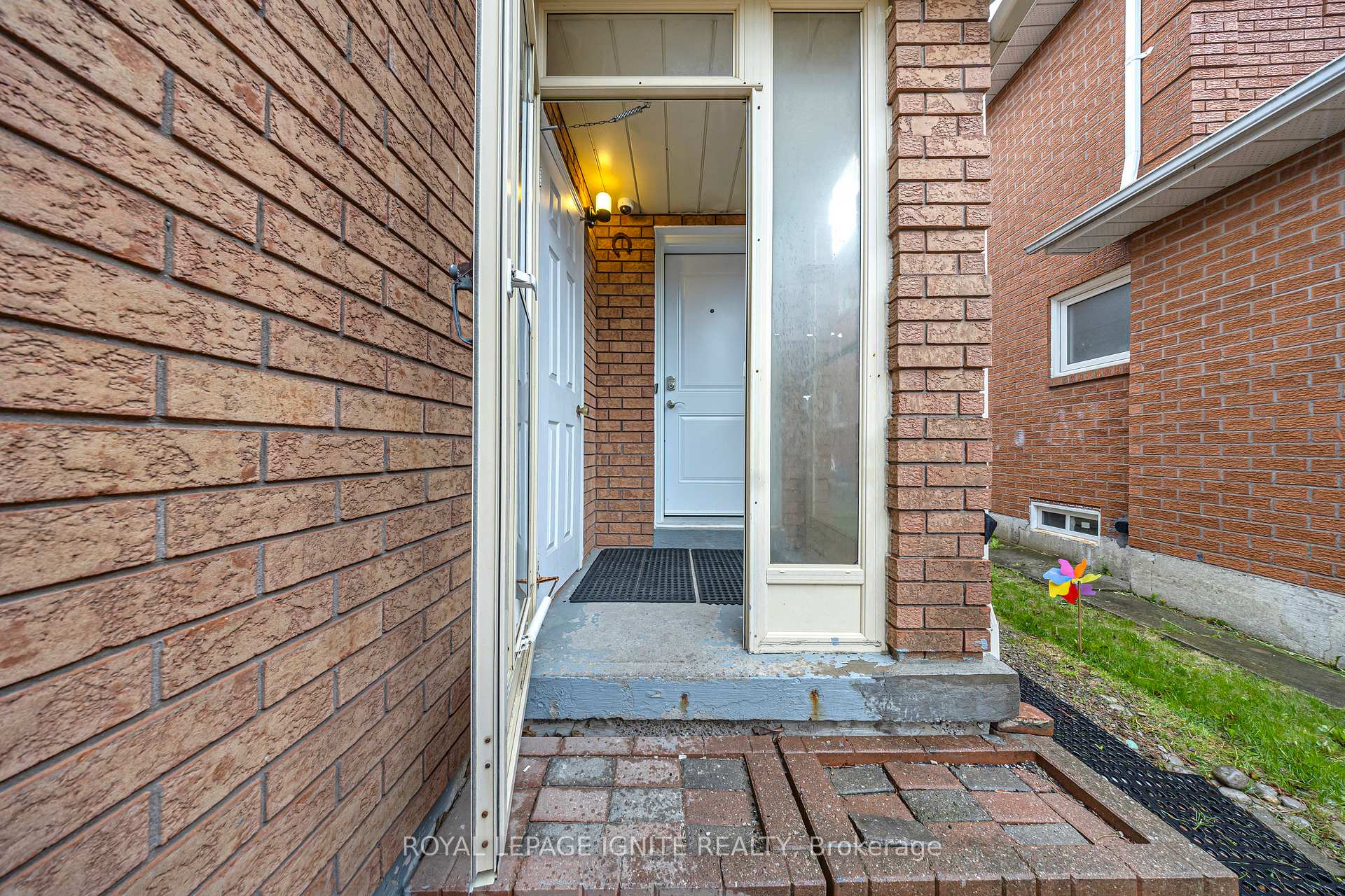Photo 29 of 21 Toba Crescent, Brampton, Heart Lake East — HOMEH