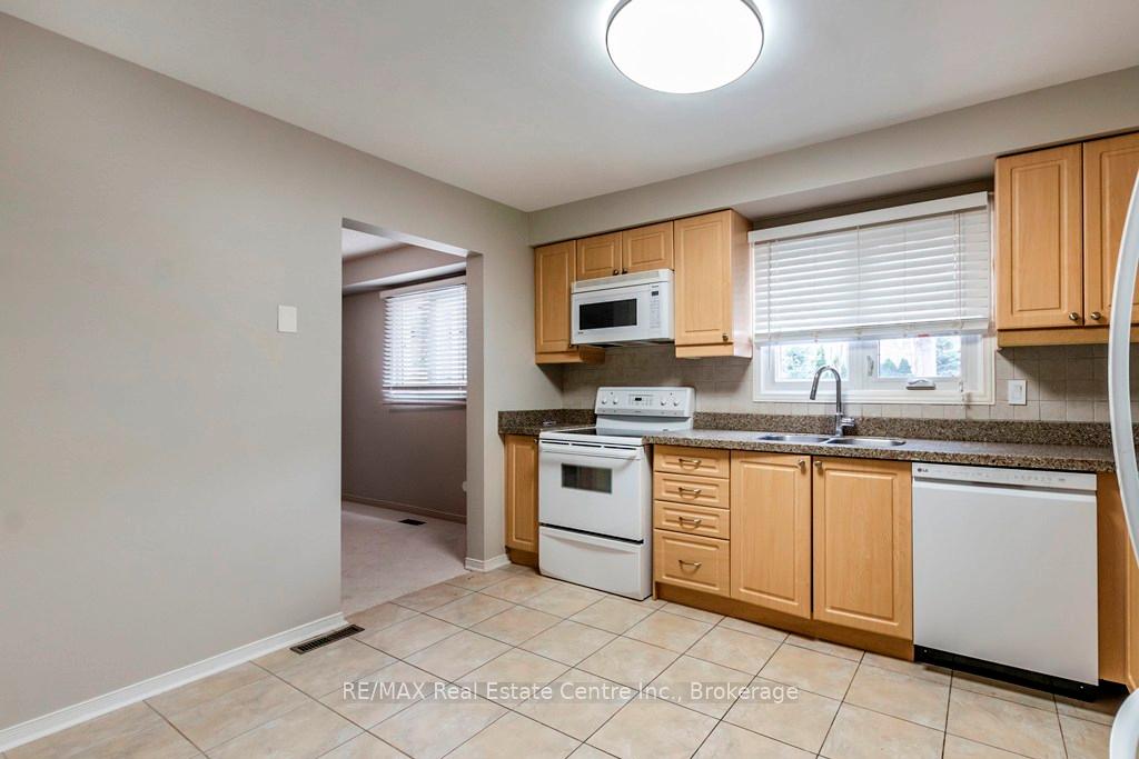 Photo 4 of 2031 Headon Forest Drive, Burlington, Headon — HOMEH