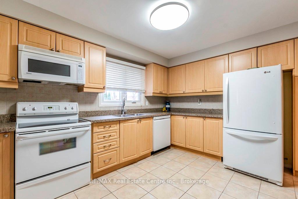 Photo 5 of 2031 Headon Forest Drive, Burlington, Headon — HOMEH