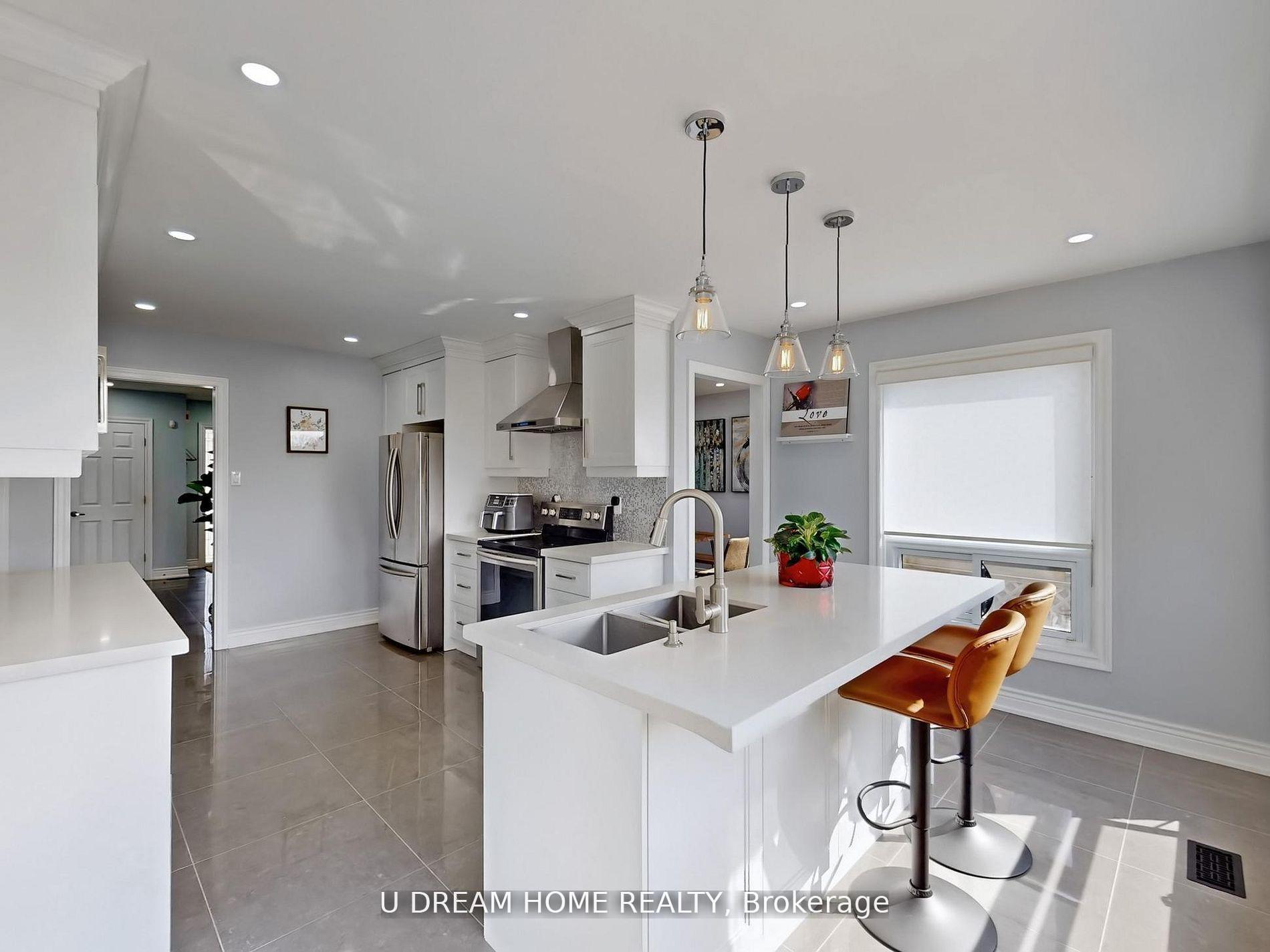 Photo 7 of 84 Autumn Way, Aurora, Aurora Heights — HOMEH