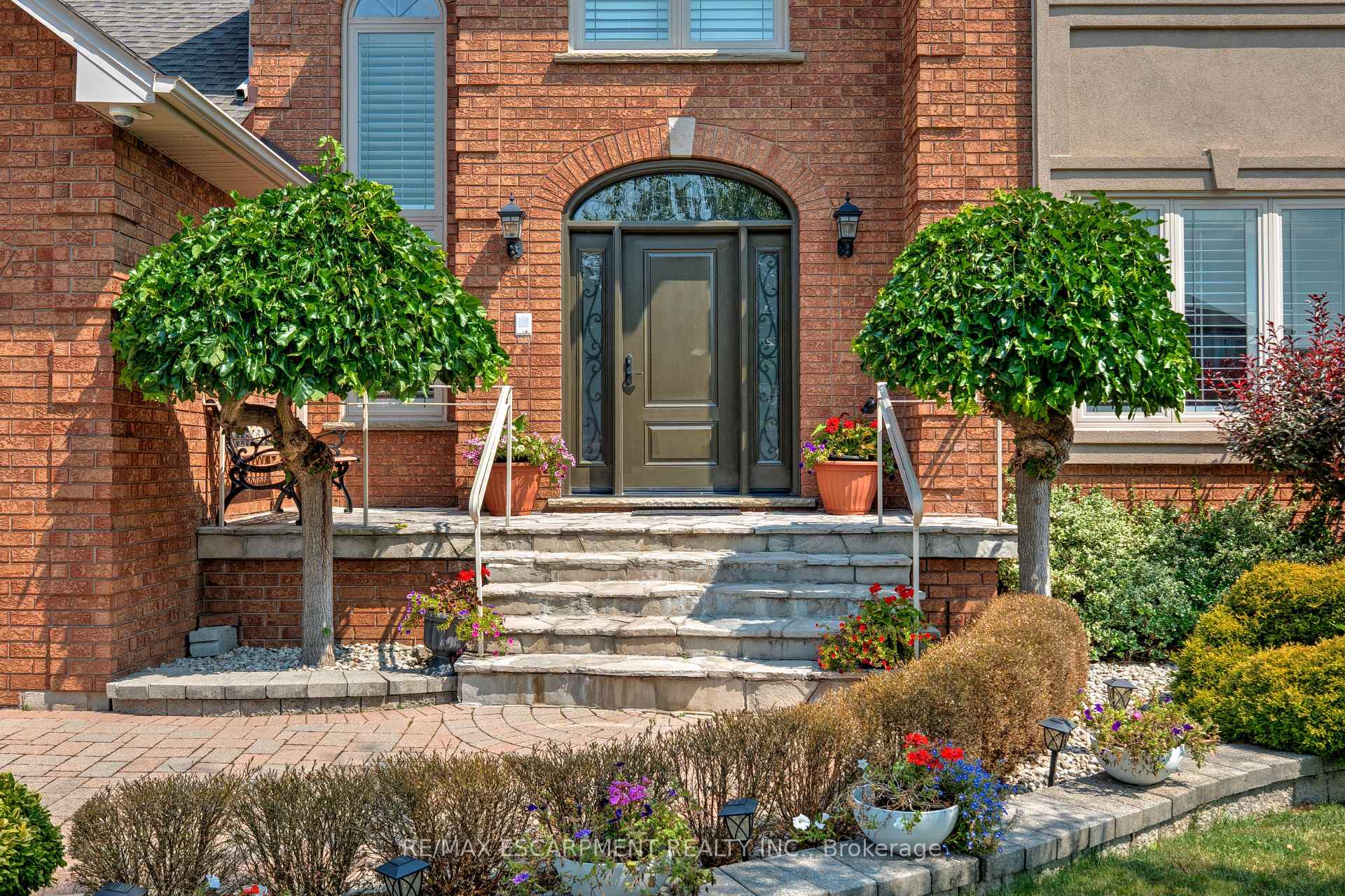 Photo 2 of 6 Embassy Drive, Hamilton, Lisgar — HOMEH