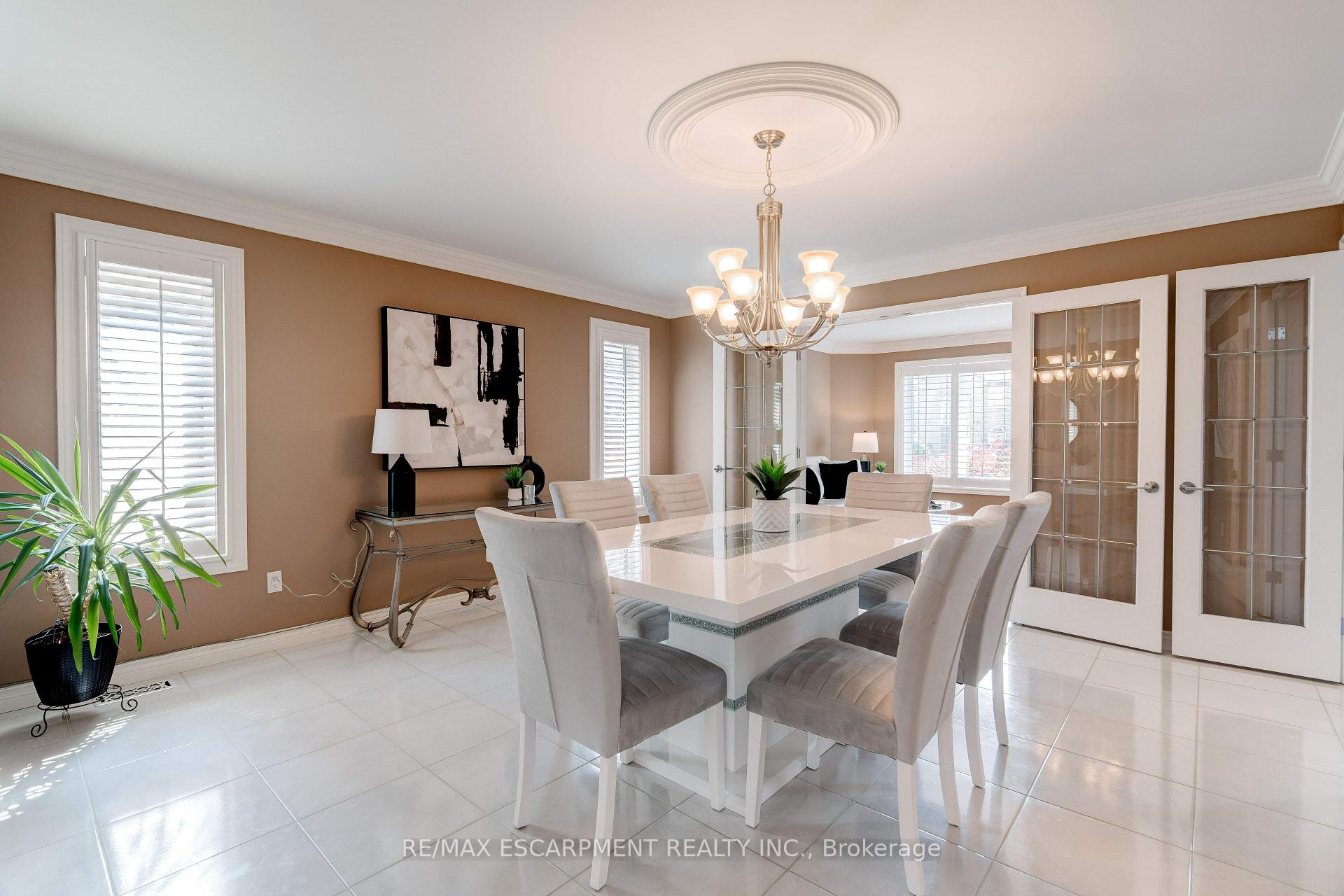 Photo 3 of 6 Embassy Drive, Hamilton, Lisgar — HOMEH